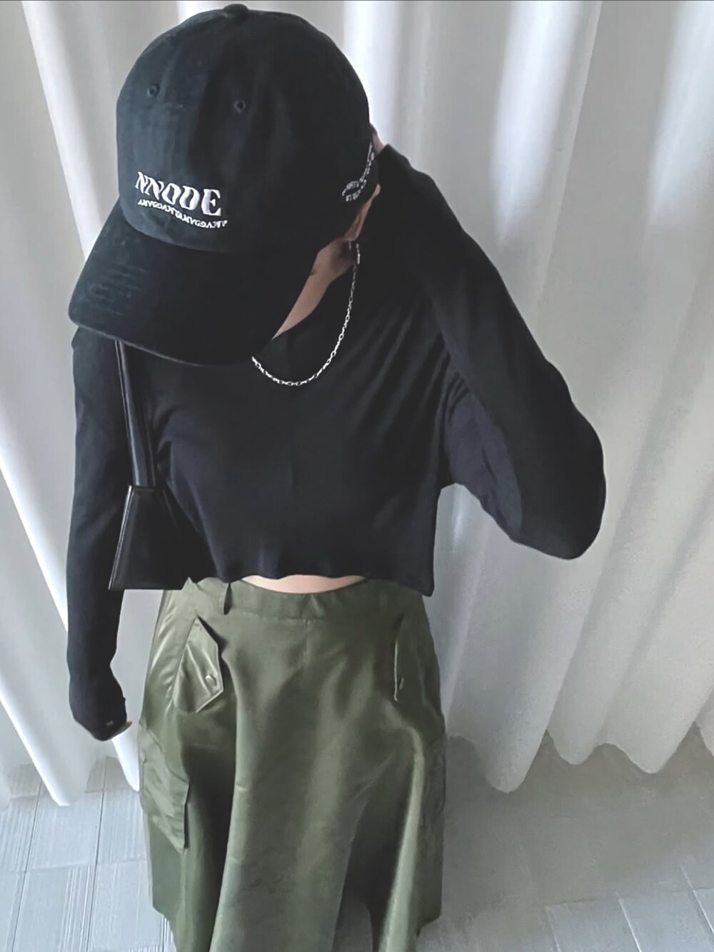 「AMERI、amerivintage、ロンT、シアートップス、春服コーデ、オトナカワイイ、キャップ、ミリタリー、大人カジュアルコーデ、ootd、スカートコーデ、大人ファッション、30代コーデ、休日、フレアスカート」｜「AmeriのNNODE EMBROIDERY LOGO CAP（キャップ、ブラック系）」を使った、AMERI VINTAGEさん（レディース・160cm）の春コーディネートの2枚目の写真