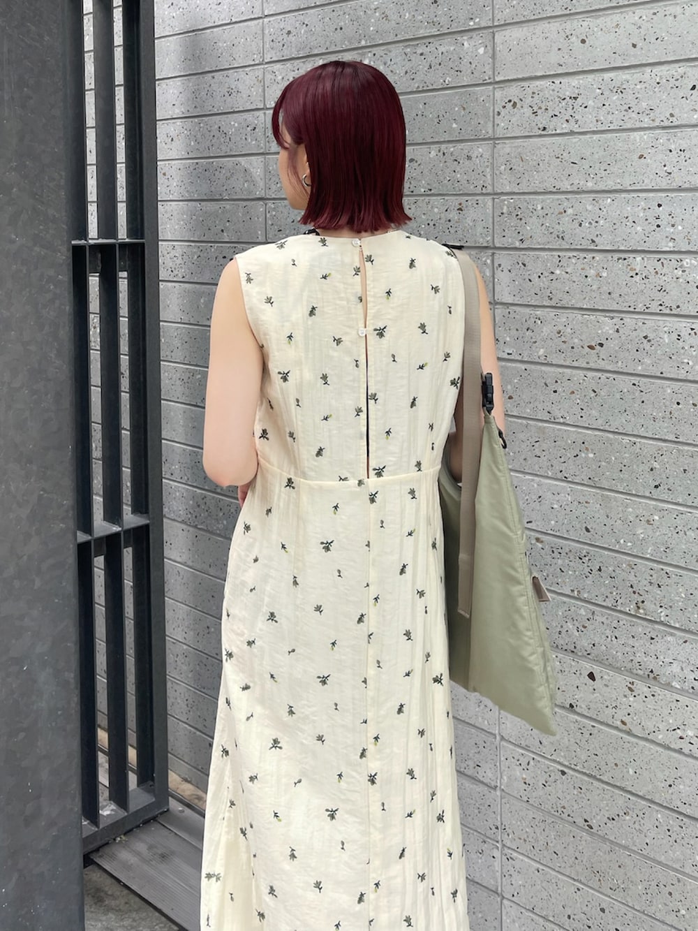 「AMERI、amerivintage、サンダル、夏コーデ、夏服、オトナカジュアル、休日スタイル、韓国ファッション、ラフコーデ、花柄ワンピース、ワンピース、夏ワンピース、今日のコーデ、ootd、大人可愛い」｜「AmeriのMEDI SMALL FLOWER NS DRESS（ワンピース、ホワイト系）」を使った、AMERI VINTAGEさん（レディース・160cm）の夏コーディネートの4枚目の写真