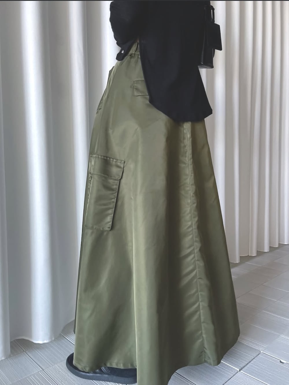 「AMERI、amerivintage、ロンT、シアートップス、春服コーデ、オトナカワイイ、キャップ、ミリタリー、大人カジュアルコーデ、ootd、スカートコーデ、大人ファッション、30代コーデ、休日、フレアスカート」｜「AmeriのNNODE EMBROIDERY LOGO CAP（キャップ、ブラック系）」を使った、AMERI VINTAGEさん（レディース・160cm）の春コーディネートの3枚目の写真