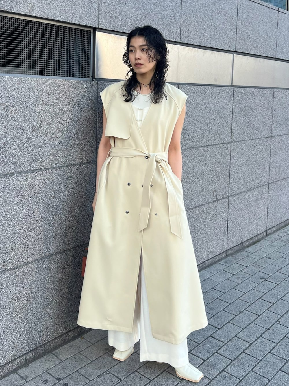 「AMERI、amerivintage、今日のコーデ、春色、春先取り、春アウター、大人ファッション、きれいめコーデ、春カラー、ロンパース、春コート、ゆるシルエット、キレイめカジュアル、ベージュ、ホワイトコーデ」｜「Ameriの3WAY MILITARY DETAIL HS COAT（トレンチコート、イエロー系）」を使った、AMERI VINTAGEさん（レディース・160cm）の冬コーディネートの2枚目の写真