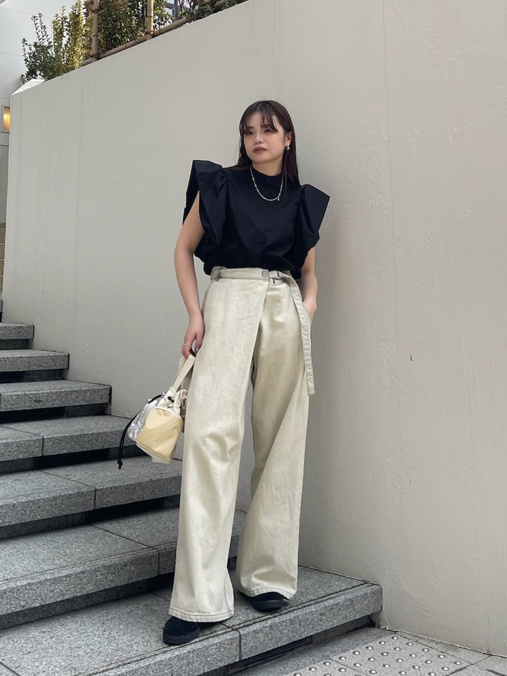 ブラック系のシャツ/ブラウス、ホワイト系のデニムパンツ、ホワイト系のバッグを着用したレディースの春コーディネートの2枚目の写真