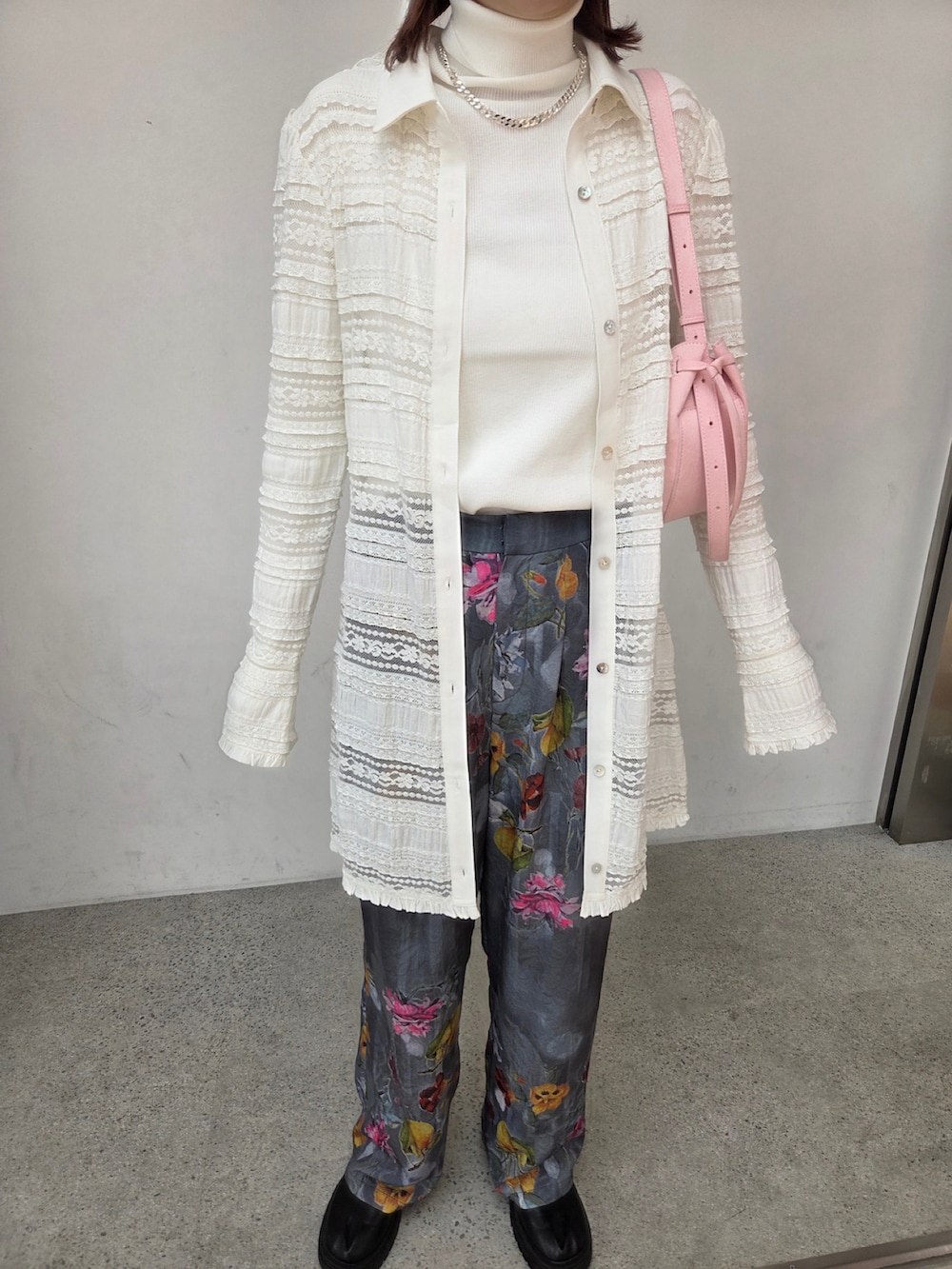 グレー系のその他パンツ、ホワイト系のシャツ/ブラウスを着用したレディースの冬コーディネートの4枚目の写真