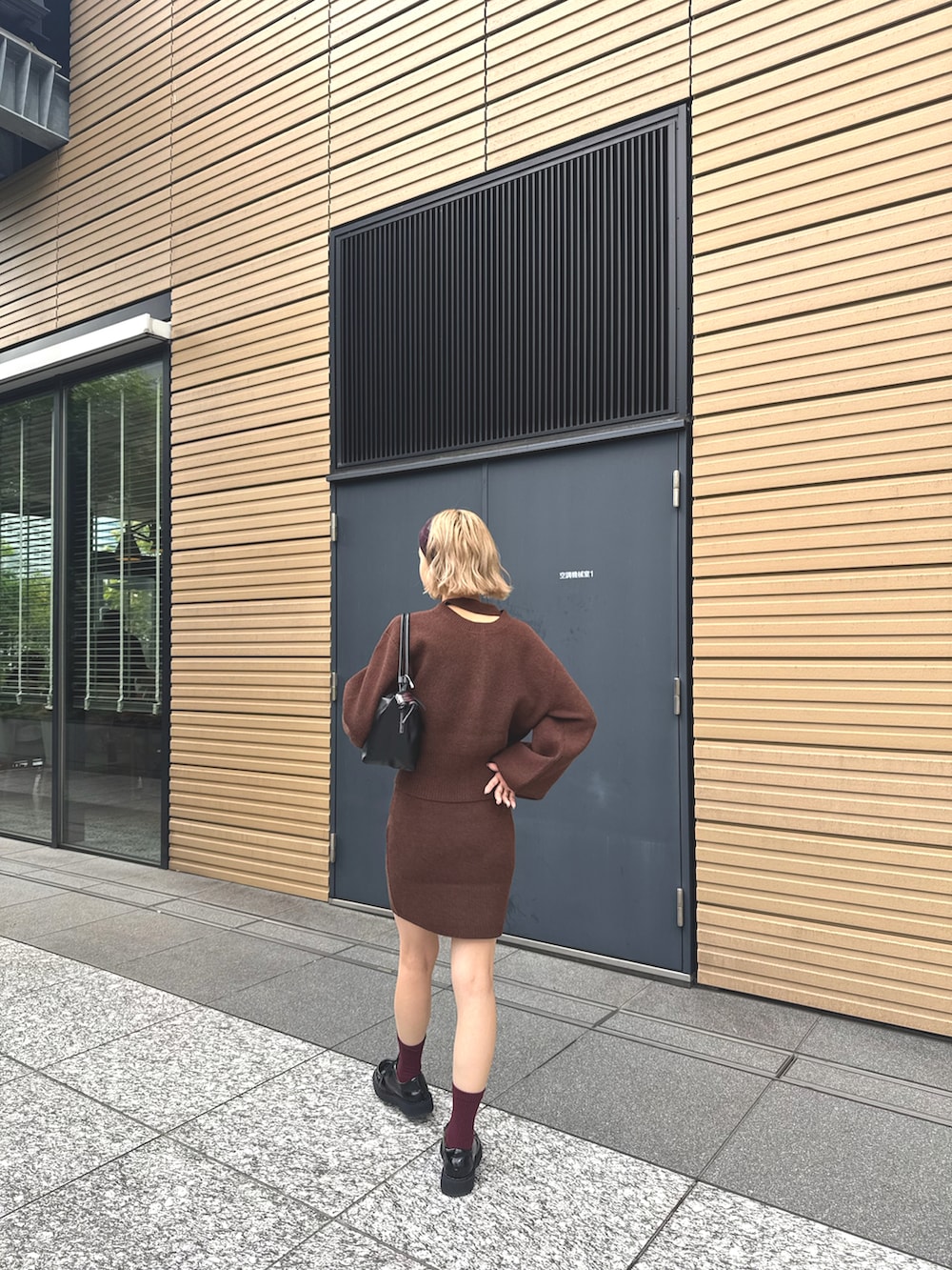 ブラウン系のニット/セーターを着用したレディースの秋コーディネートの3枚目の写真