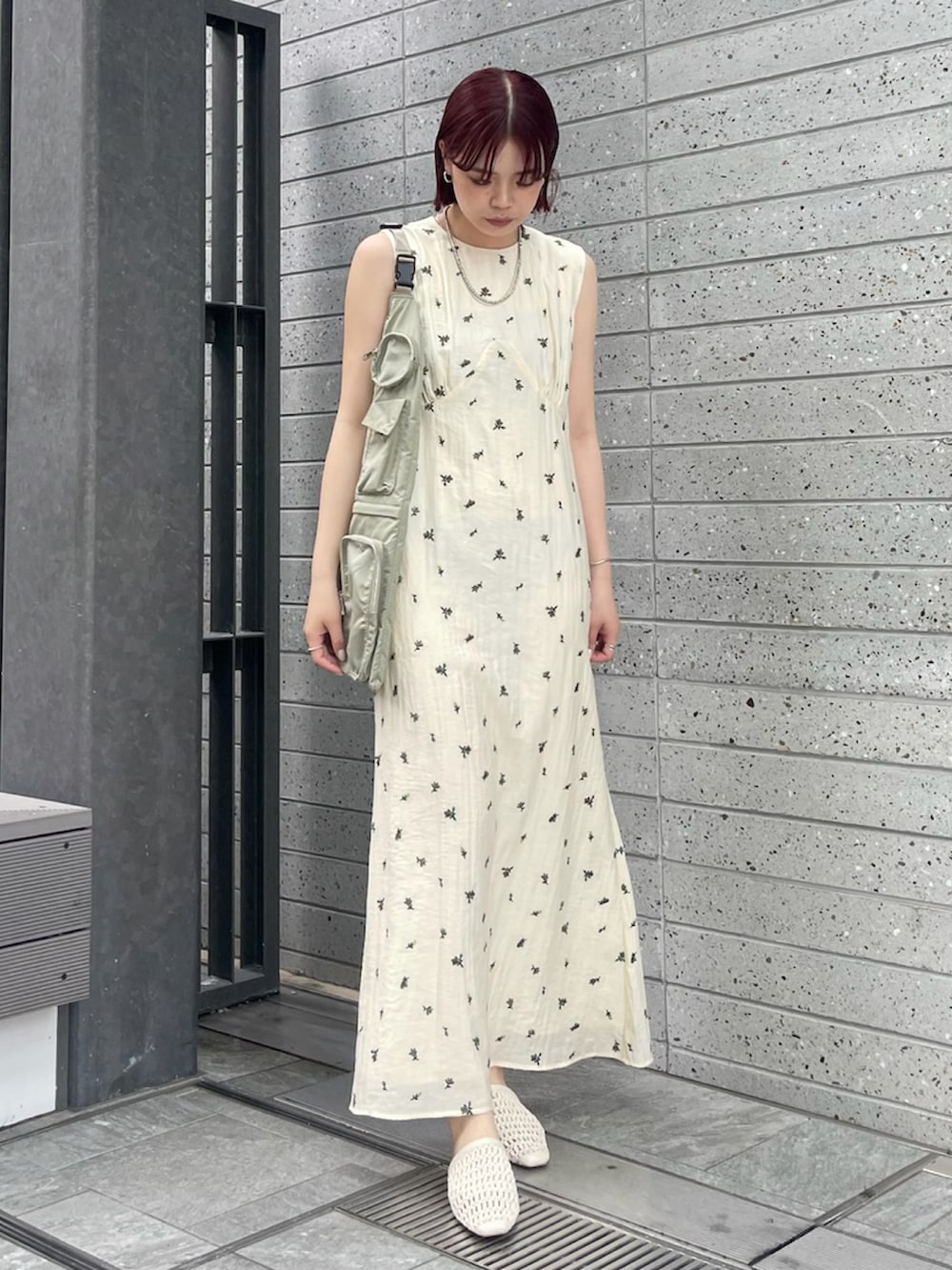 「AMERI、amerivintage、サンダル、夏コーデ、夏服、オトナカジュアル、休日スタイル、韓国ファッション、ラフコーデ、花柄ワンピース、ワンピース、夏ワンピース、今日のコーデ、ootd、大人可愛い」｜「AmeriのMEDI SMALL FLOWER NS DRESS（ワンピース、ホワイト系）」を使った、AMERI VINTAGEさん（レディース・160cm）の夏コーディネートの3枚目の写真