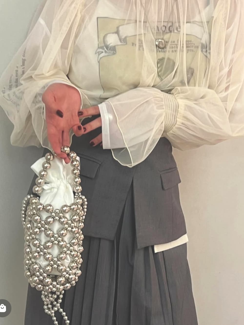 ホワイト系のシャツ/ブラウス、ホワイト系のTシャツ/カットソー、ブラック系のシャツ/ブラウスを着用したレディースの冬コーディネートの3枚目の写真