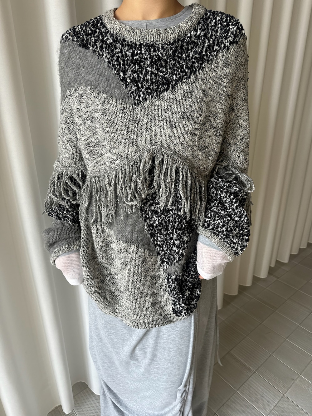 ブラック系のニット/セーターを着用したレディースの冬コーディネートの4枚目の写真