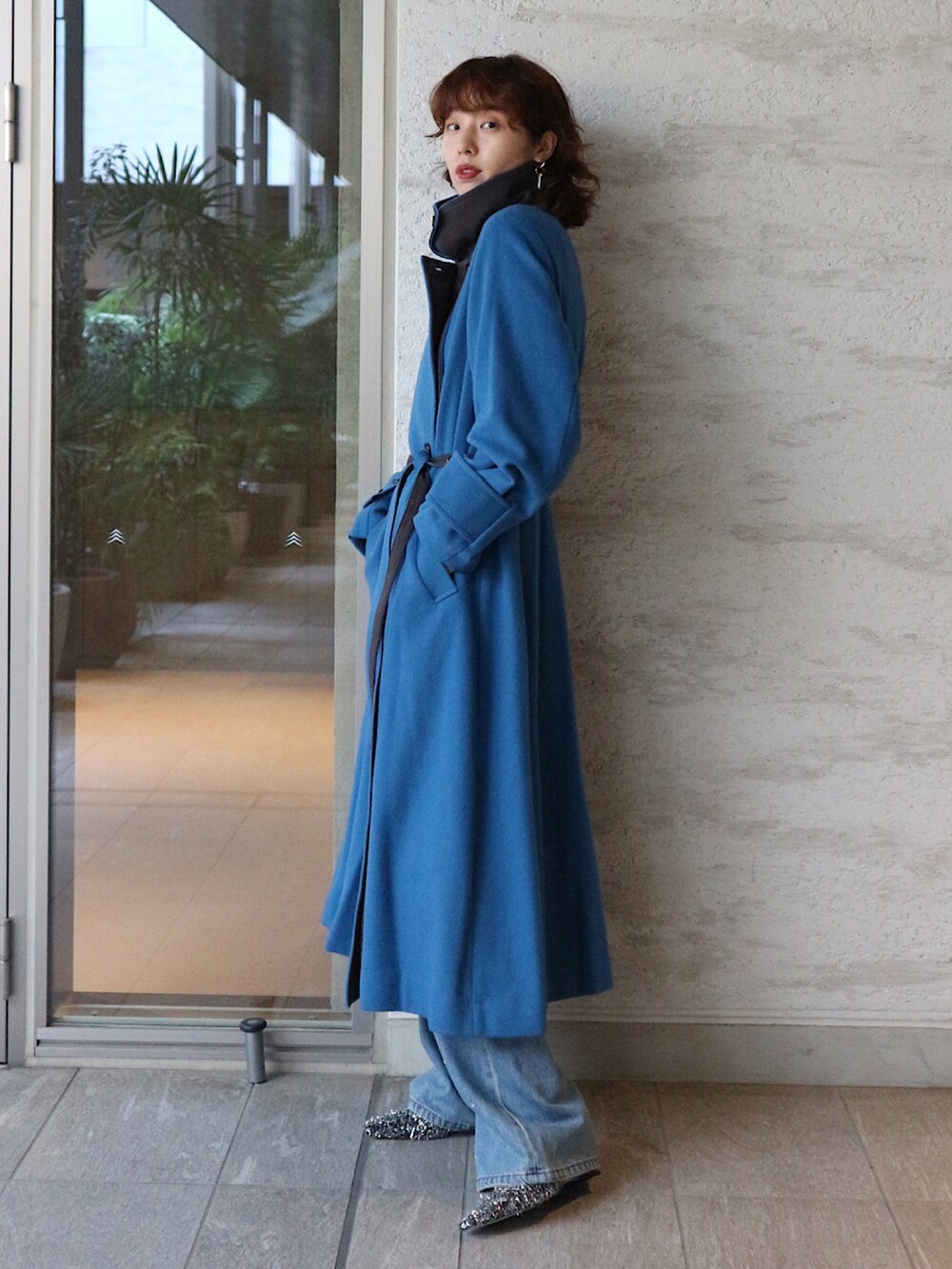 「AMERI、amerivintage、最近のいい感じコーデ、タートルネック、冬アウター、大人かわいい、お出かけコーデ、デニム、冬、アウターコーデ、ウールコート、冬のコーデ、ラインストーンデニム、デニムパンツ、きれいめカジュアル」｜「AmeriのEDGE FLARE WOOL COAT（チェスターコート、ブルー系）」を使った、AMERI VINTAGEさん（レディース・154cm）の秋コーディネートの2枚目の写真