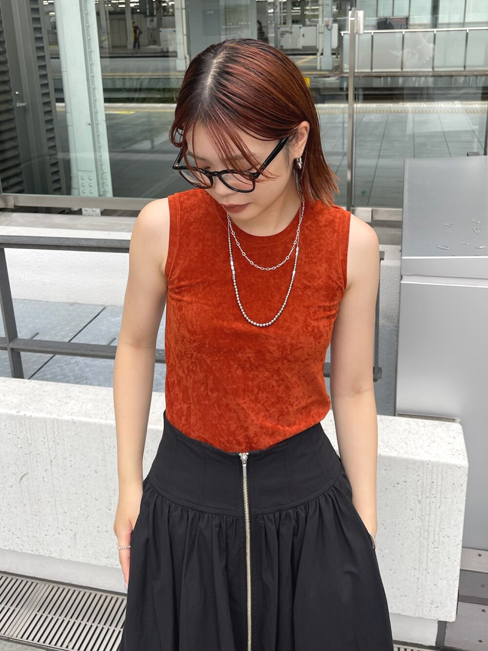 ブラウン系のタンクトップ、ブラック系のスカートを着用したレディースの夏コーディネートの2枚目の写真