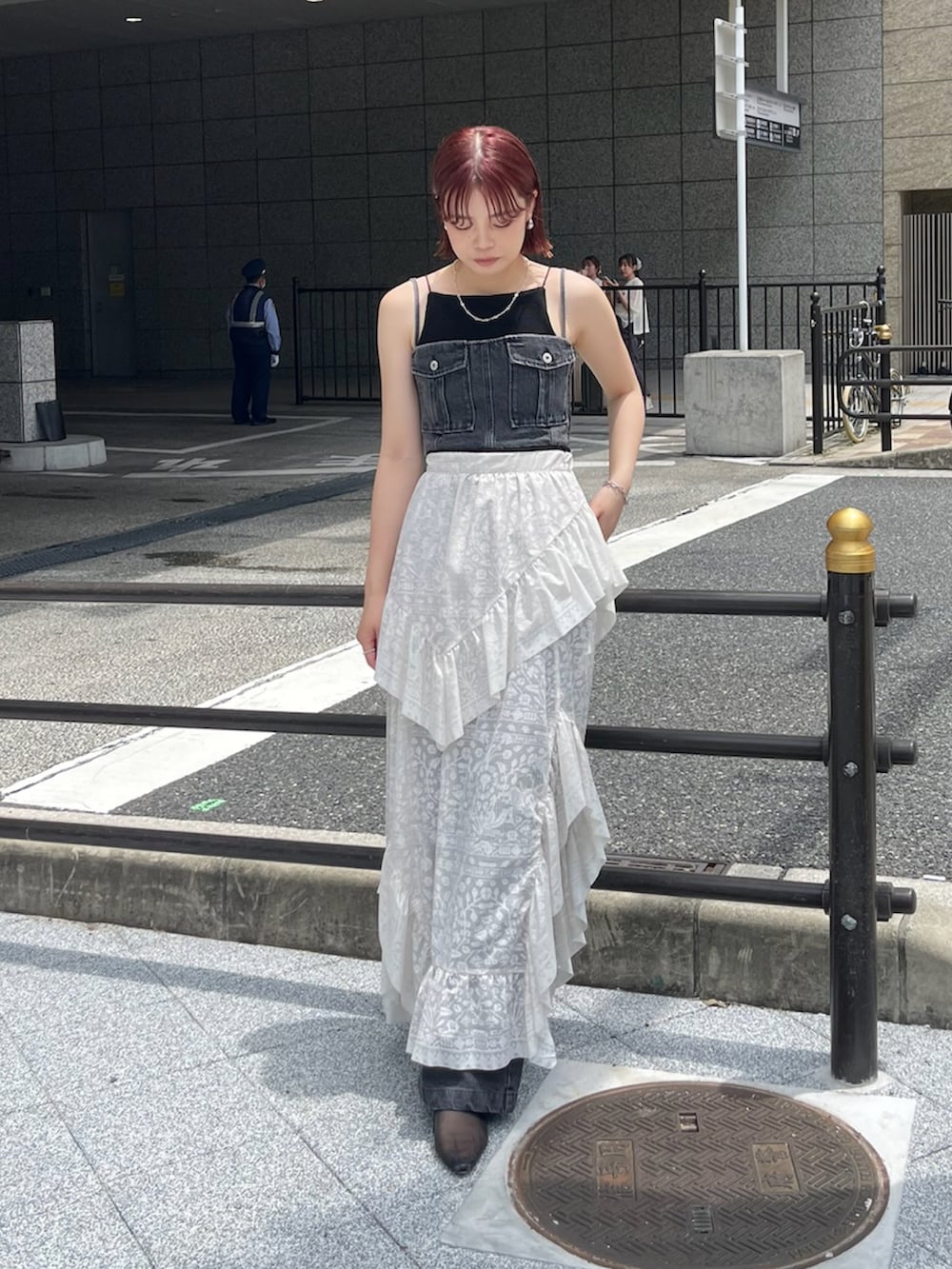 「AMERI、amerivintage、セットアップ、フリル、ノースリーブ、レイヤードスタイル、デニム、ビスチェ×デニム、ビスチェ、スカート、夏コーデ、夏、休日、おでかけコーデ、大人かわいい」｜「AmeriのMEDI TROMPE L’OEIL RUFFLE SLIT SKIRT（スカート、ホワイト系）」を使った、AMERI VINTAGEさん（レディース・160cm）の夏コーディネートの2枚目の写真
