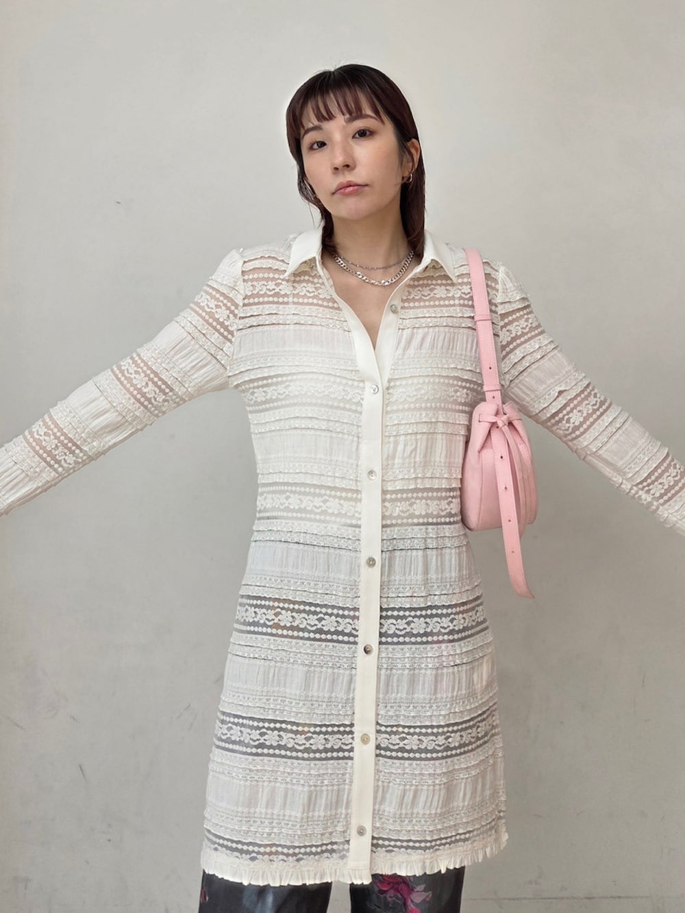 グレー系のその他パンツ、ホワイト系のシャツ/ブラウスを着用したレディースの冬コーディネートの2枚目の写真