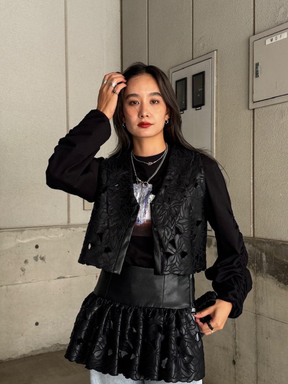 ブラック系のベスト、ブラック系のその他トップス、ブラック系のTシャツ/カットソーを着用したレディースの秋コーディネートの2枚目の写真