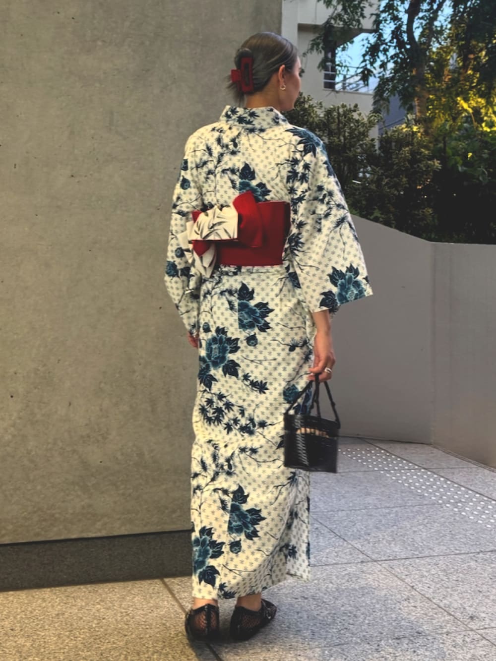「AMERI、amerivintage、アメリ、浴衣、浴衣女子、浴衣コーデ、夏コーデ、夏、花火大会、イベントコーデ、イベント、納涼船、オトナ女子、大人コーデ、夏祭り」｜「AmeriのKEITAMARUYAMA × Ameri IVORY FLOWER YUKATA（浴衣、ホワイト系）」を使った、AMERI VINTAGEさん（レディース・160cm）の春コーディネートの3枚目の写真