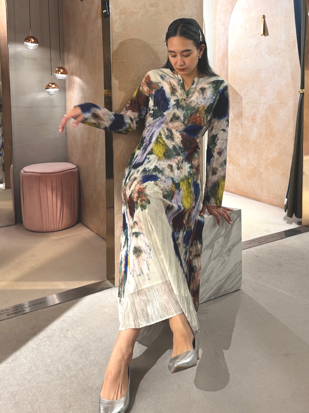「AMERI、amerivintage、冬コーデ、パーティースタイル、二次会コーデ、結婚式、結婚式二次会スタイル、女子会、忘年会、プリーツワンピース、花柄ワンピース、ワンピース、大人可愛い、お出かけコーデ、キレイめコーデ」｜「AmeriのUND TEXTURE ART FLOWER DRESS（ドレス、その他）」を使った、AMERI VINTAGEさん（レディース・160cm）の冬コーディネートの3枚目の写真