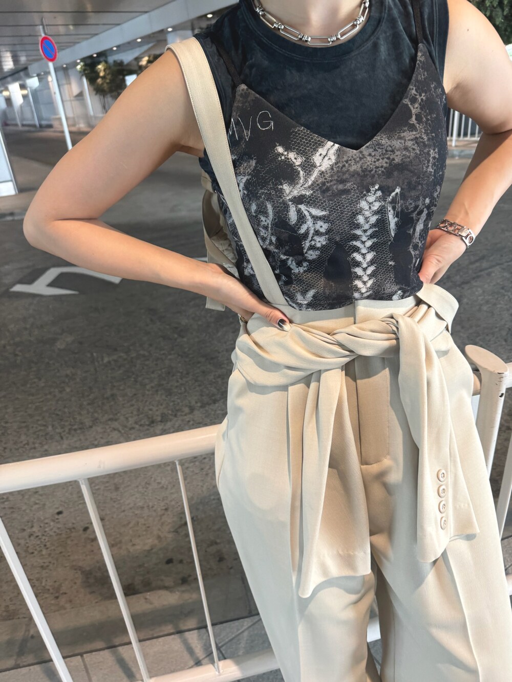 ブラック系のキャミソール、ブラック系のタンクトップ、ベージュ系のその他パンツを着用したレディースの夏コーディネートの3枚目の写真