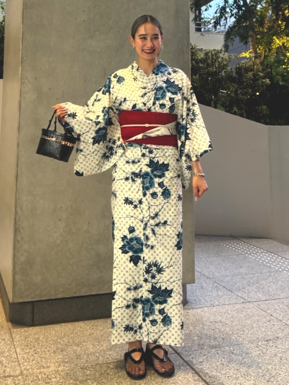 「AMERI、amerivintage、アメリ、浴衣、浴衣女子、浴衣コーデ、夏コーデ、夏、花火大会、イベントコーデ、イベント、納涼船、オトナ女子、大人コーデ、夏祭り」｜「AmeriのKEITAMARUYAMA × Ameri IVORY FLOWER YUKATA（浴衣、ホワイト系）」を使った、AMERI VINTAGEさん（レディース・160cm）の春コーディネートの2枚目の写真