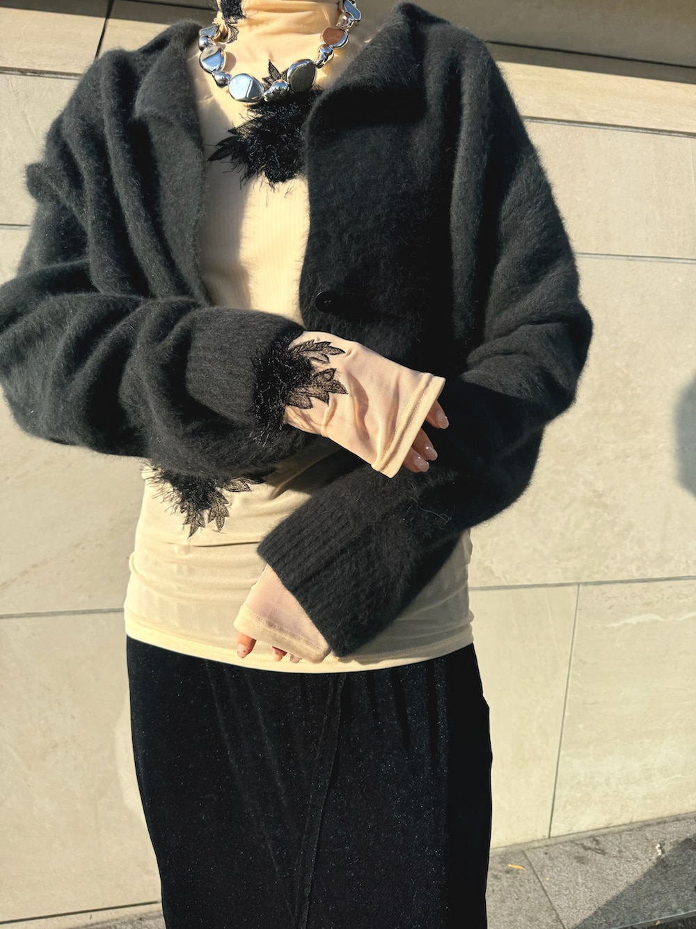 「AMERI、amerivintage、冬コーデ、クリスマスに着たい服、オトナカジュアル、おでかけコーデ、レイヤードスタイル、ボア、ファー、ベスト、ベロアスカート、大人女子、大人ガーリー、最近のいい感じコーデ、ブラックコーデ」｜「AmeriのUND SHEER VELOUR PENCIL SKIRT（スカート、ブラック系）」を使った、AMERI VINTAGEさん（レディース・160cm）の冬コーディネートの3枚目の写真
