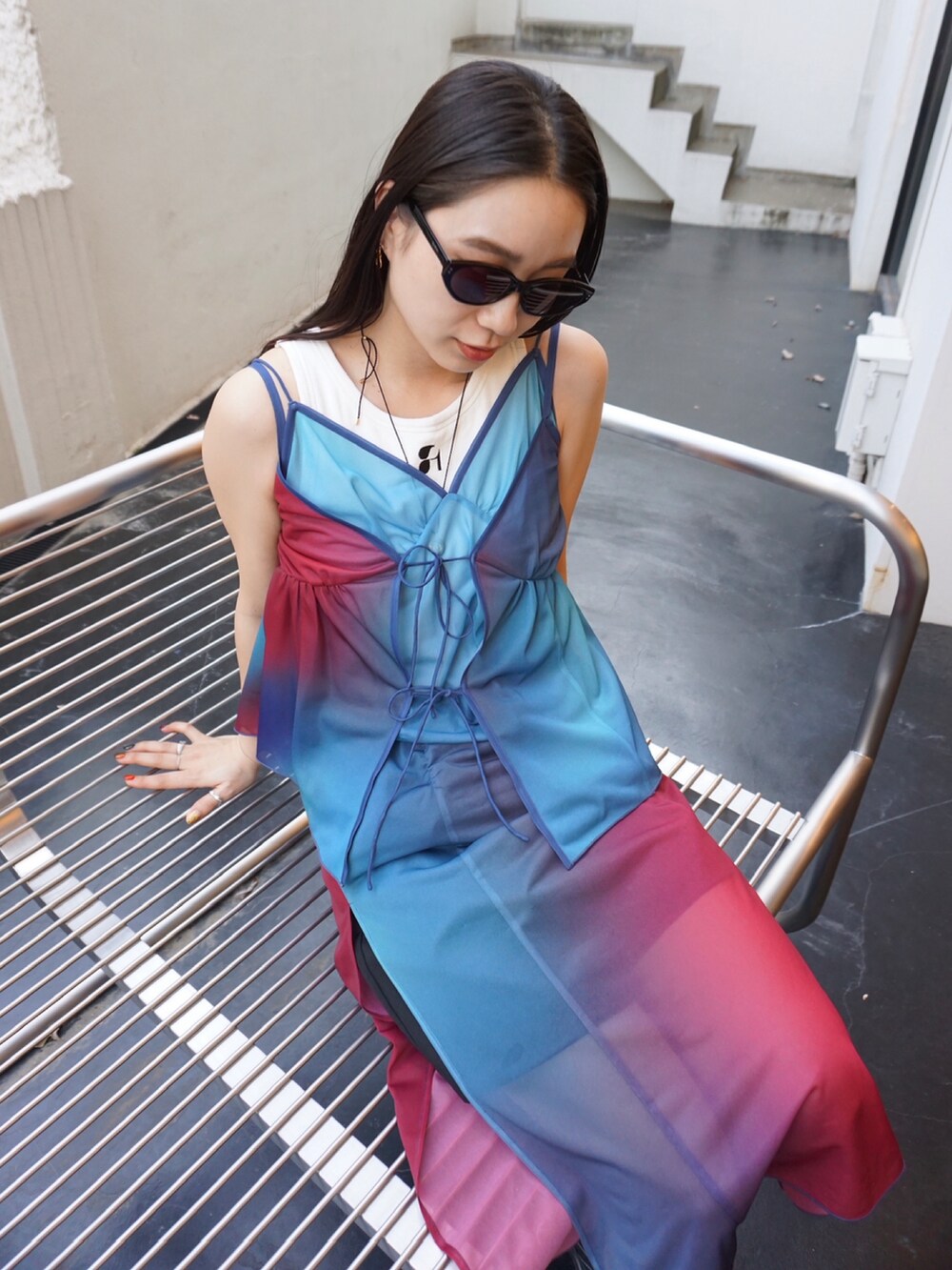 「AMERI、amerivintage、レイヤードスタイル、夏コーデ、オトナカジュアル、休日スタイル、夏服、カジュアルスタイル、ラフコーデ、低身長コーデ、今日のコーデ、ootd、おでかけコーデ、ミニスカート、キャミソール」｜「AmeriのMEDI GRADIENT SHEER SET TOP（Tシャツ/カットソー、ピンク系）」を使った、AMERI VINTAGEさん（レディース・160cm）の夏コーディネートの5枚目の写真