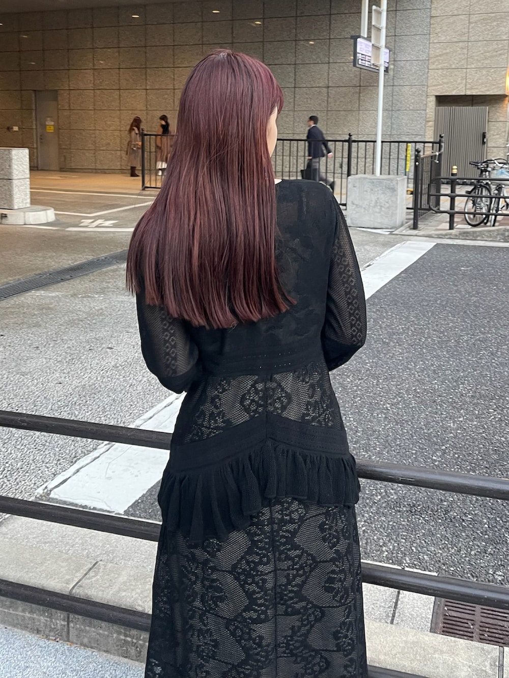 「AMERI、amerivintage、冬コーデ、マイベストコーデ2024、あったかコーデ、クリスマスに着たい服、クリスマス、パーティースタイル、ロングコート、お出かけコーデ、女子会、ニットワンピース、キレイめコーデ、冬アウター、オトナ女子」｜「AmeriのLITTLE FLARE LINE ART LONG COAT（ステンカラーコート、ブラウン系）」を使った、AMERI VINTAGEさん（レディース・160cm）の冬コーディネートの4枚目の写真