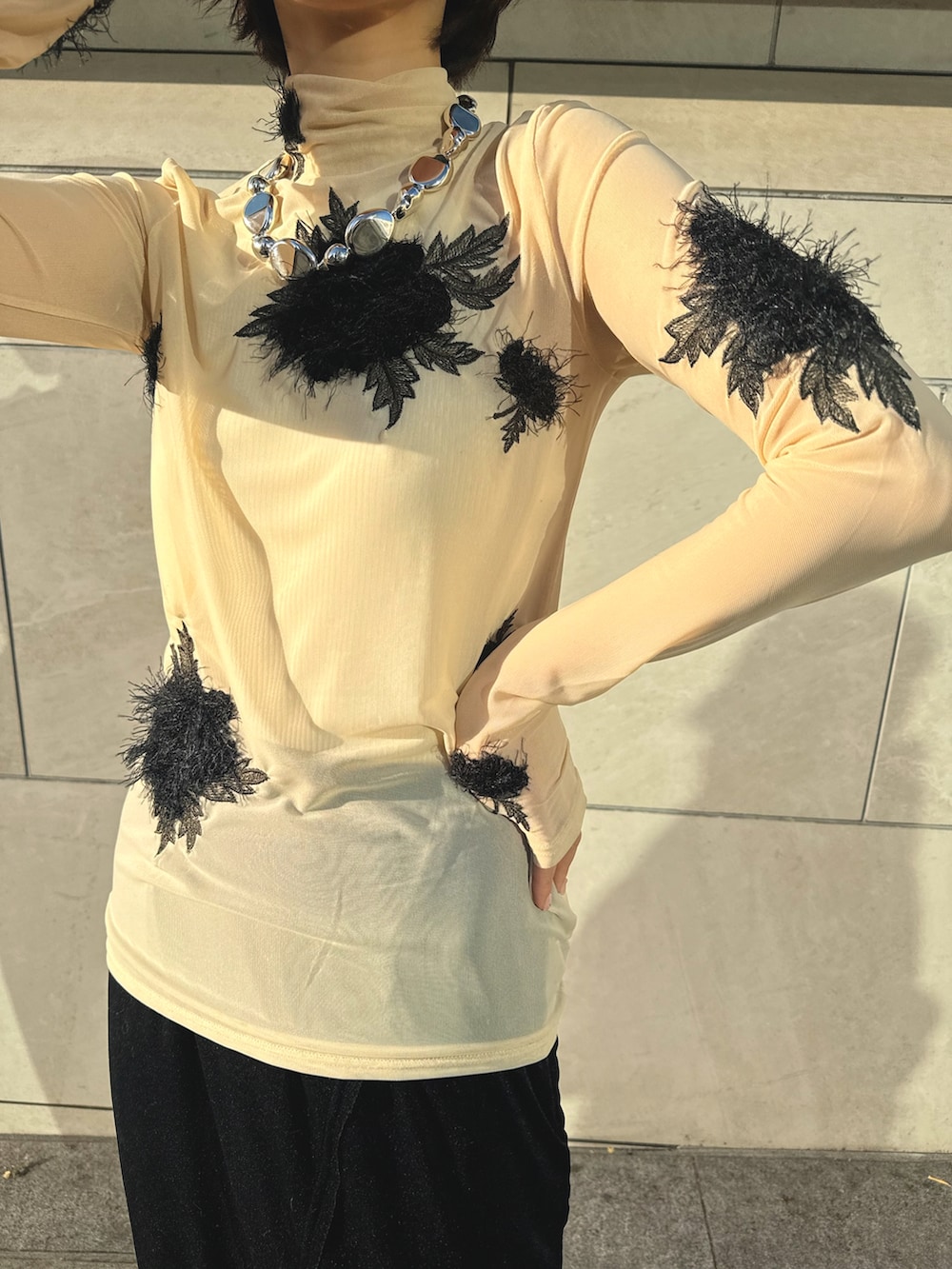 「AMERI、amerivintage、冬コーデ、クリスマスに着たい服、オトナカジュアル、おでかけコーデ、レイヤードスタイル、ボア、ファー、ベスト、ベロアスカート、大人女子、大人ガーリー、最近のいい感じコーデ、ブラックコーデ」｜「AmeriのUND SHEER VELOUR PENCIL SKIRT（スカート、ブラック系）」を使った、AMERI VINTAGEさん（レディース・160cm）の冬コーディネートの4枚目の写真