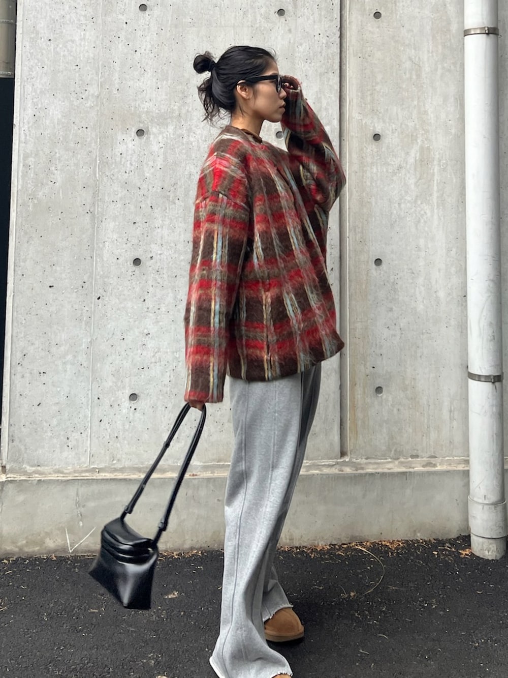 ベージュ系のジャケット/アウター、ブラウン系のTシャツ/カットソー、グレー系のスウェットパンツを着用したレディースの秋コーディネートの4枚目の写真