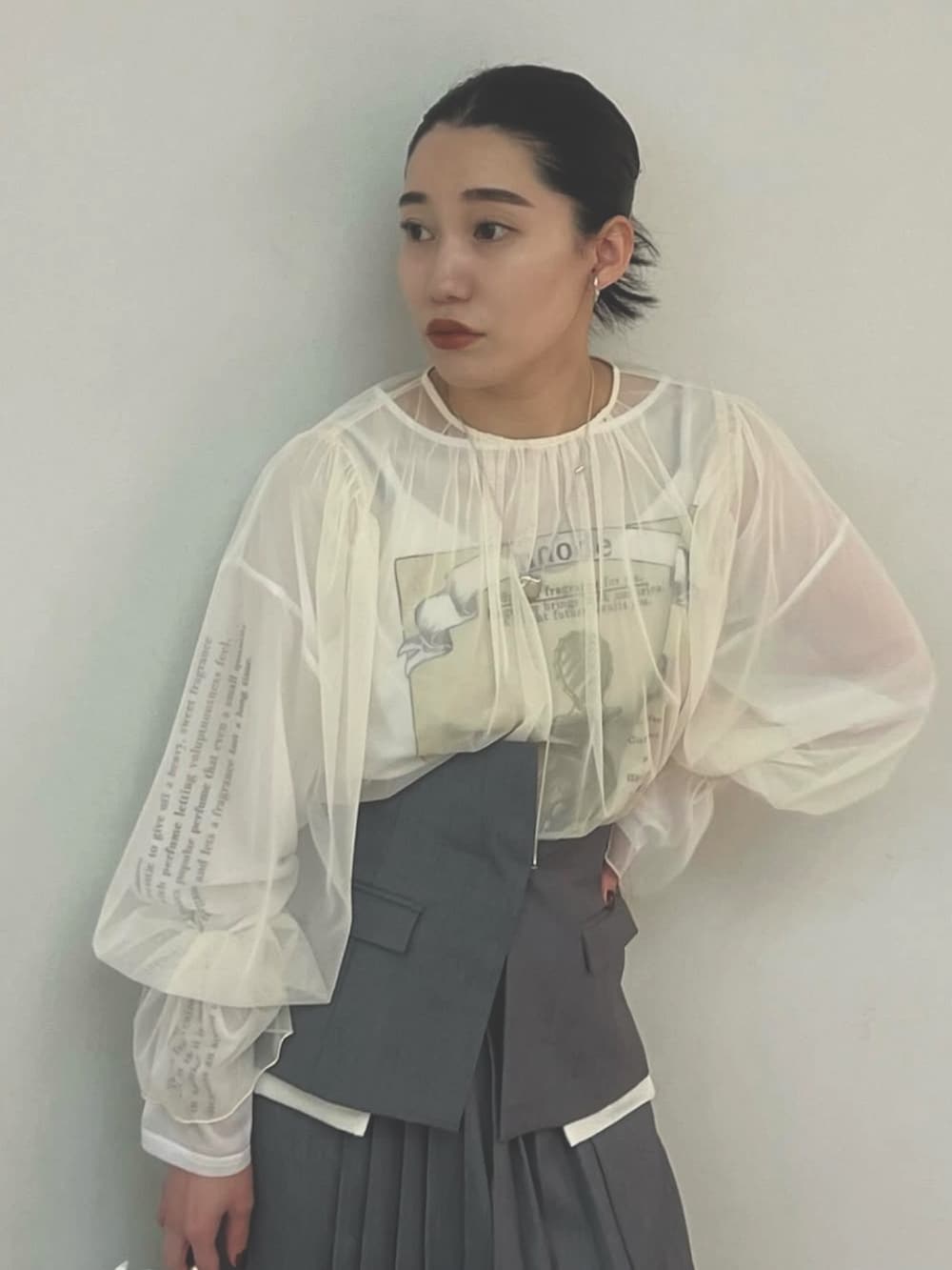 ホワイト系のシャツ/ブラウス、ホワイト系のTシャツ/カットソー、ブラック系のシャツ/ブラウスを着用したレディースの冬コーディネートの2枚目の写真