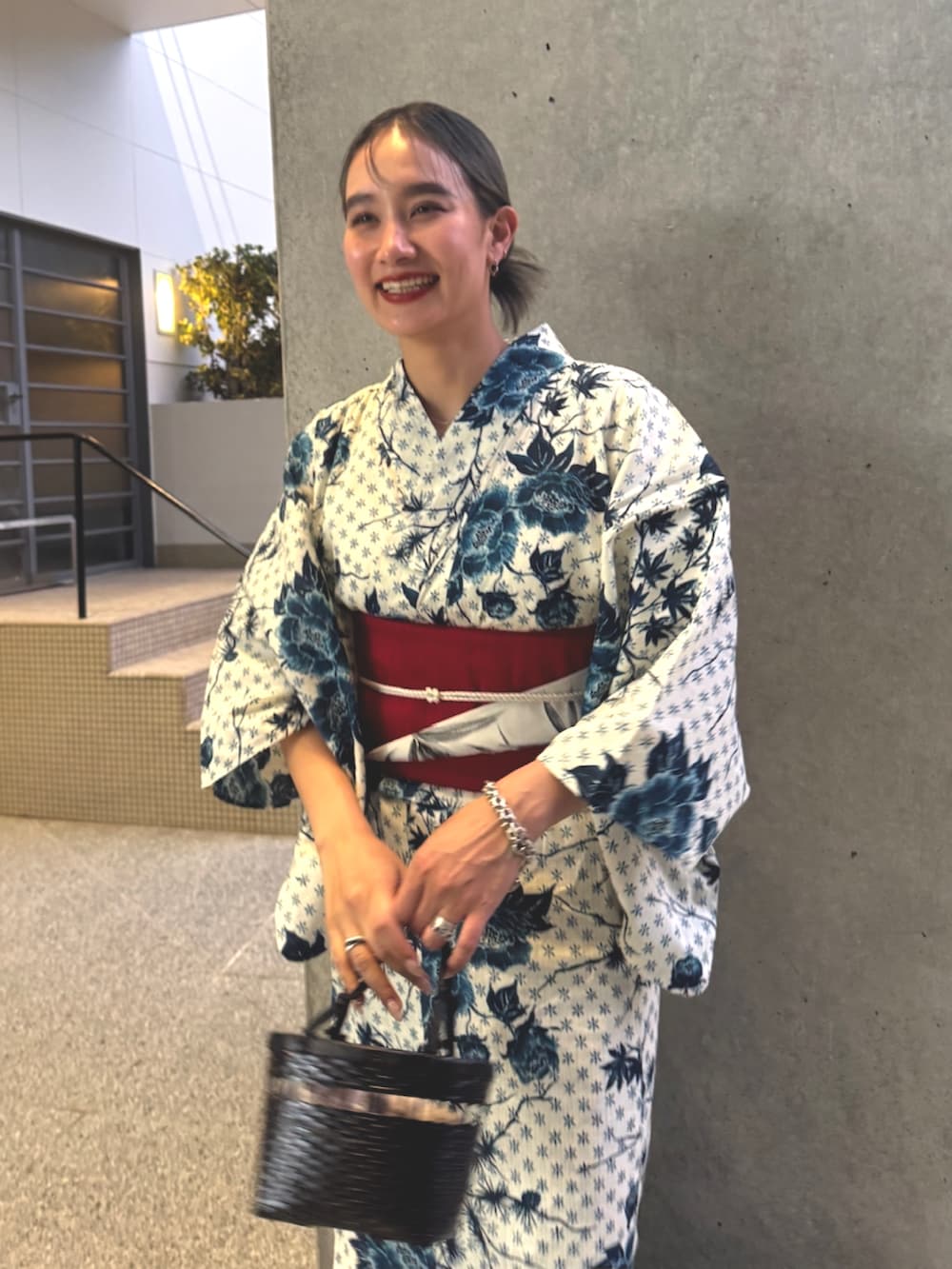 「AMERI、amerivintage、アメリ、浴衣、浴衣女子、浴衣コーデ、夏コーデ、夏、花火大会、イベントコーデ、イベント、納涼船、オトナ女子、大人コーデ、夏祭り」｜「AmeriのKEITAMARUYAMA × Ameri IVORY FLOWER YUKATA（浴衣、ホワイト系）」を使った、AMERI VINTAGEさん（レディース・160cm）の春コーディネートの4枚目の写真
