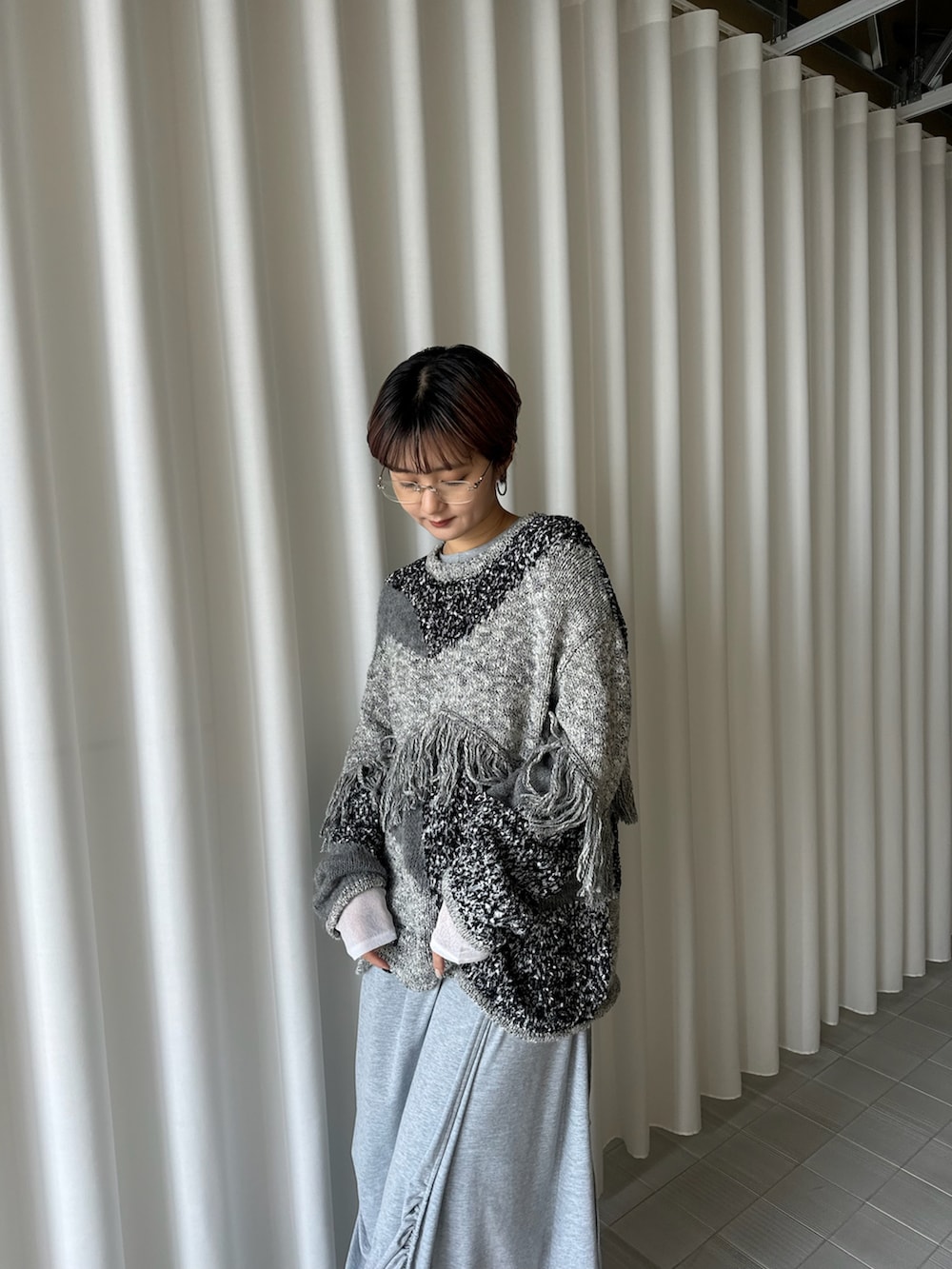 ブラック系のニット/セーターを着用したレディースの冬コーディネートの2枚目の写真