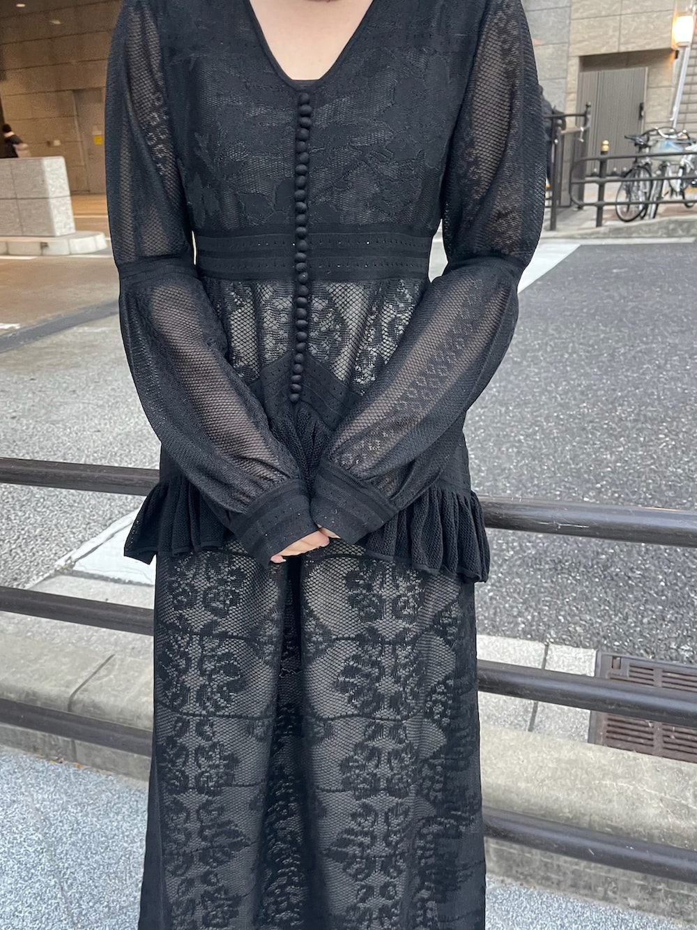 「AMERI、amerivintage、冬コーデ、マイベストコーデ2024、あったかコーデ、クリスマスに着たい服、クリスマス、パーティースタイル、ロングコート、お出かけコーデ、女子会、ニットワンピース、キレイめコーデ、冬アウター、オトナ女子」｜「AmeriのLITTLE FLARE LINE ART LONG COAT（ステンカラーコート、ブラウン系）」を使った、AMERI VINTAGEさん（レディース・160cm）の冬コーディネートの5枚目の写真