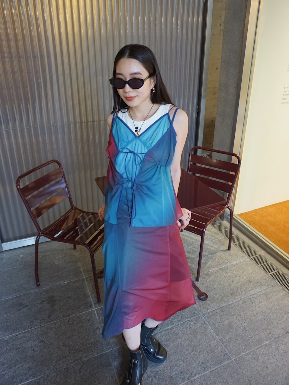 「AMERI、amerivintage、レイヤードスタイル、夏コーデ、オトナカジュアル、休日スタイル、夏服、カジュアルスタイル、ラフコーデ、低身長コーデ、今日のコーデ、ootd、おでかけコーデ、ミニスカート、キャミソール」｜「AmeriのMEDI GRADIENT SHEER SET TOP（Tシャツ/カットソー、ピンク系）」を使った、AMERI VINTAGEさん（レディース・160cm）の夏コーディネートの2枚目の写真