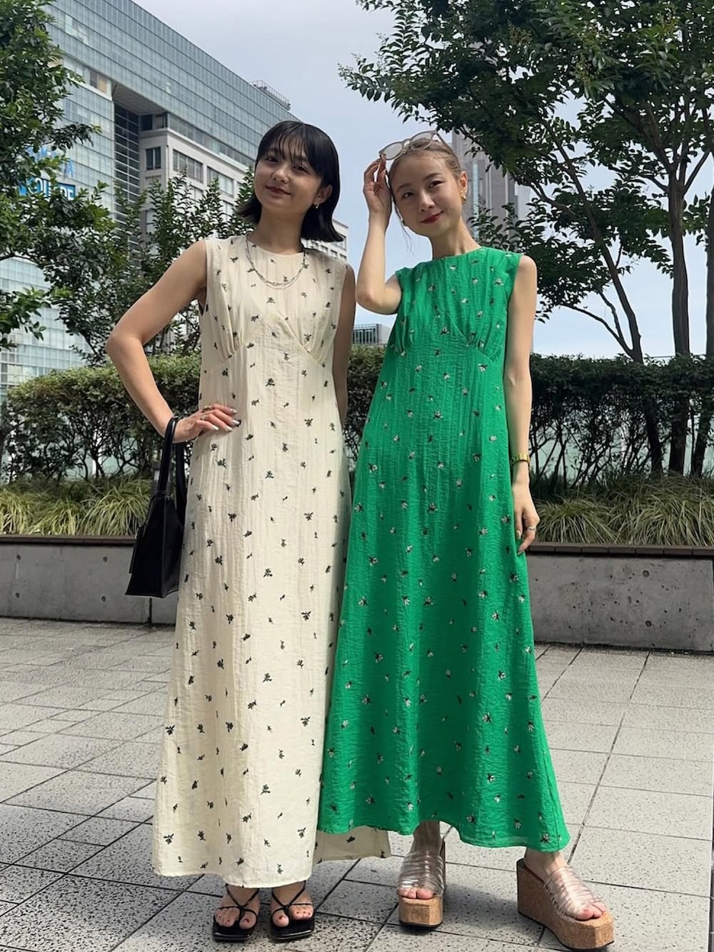 グリーン系のワンピース、その他のサンダル、ブラック系のサンダルを着用したレディースの夏コーディネートの2枚目の写真