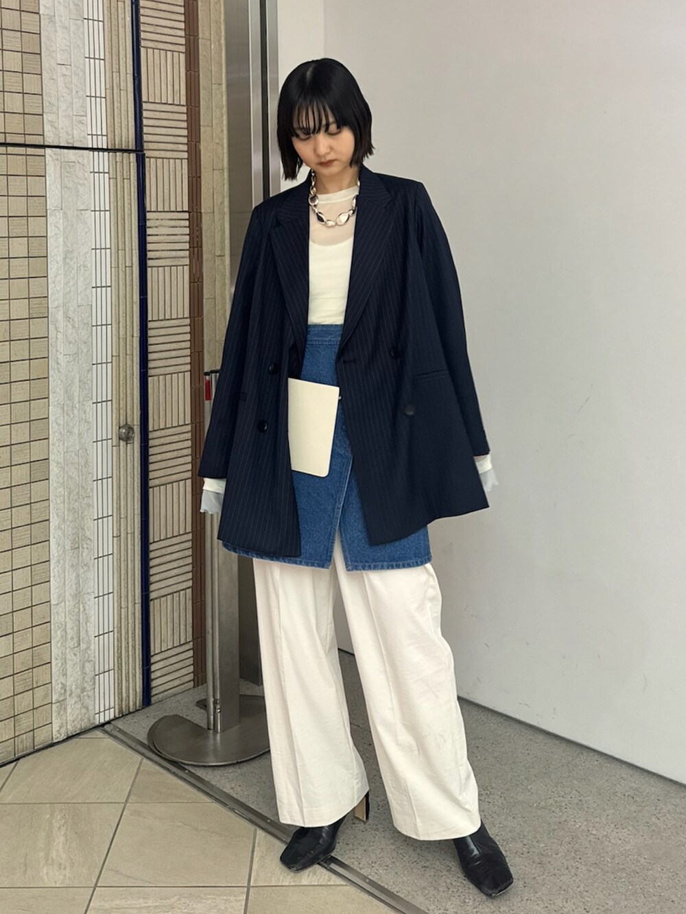 「AMERI、amerivintage、春、春服、ジャケット、デニム、ストライプ、異素材、パンツスタイル、レイヤードスタイル、オフィスカジュアル、キレイめ、オトナ女子、パンツコーデ、ootd」｜「AmeriのDENIM CORSET COMBINE JACKET（テーラードジャケット、ブルー系）」を使った、AMERI VINTAGEさん（レディース・160cm）の冬コーディネートの2枚目の写真