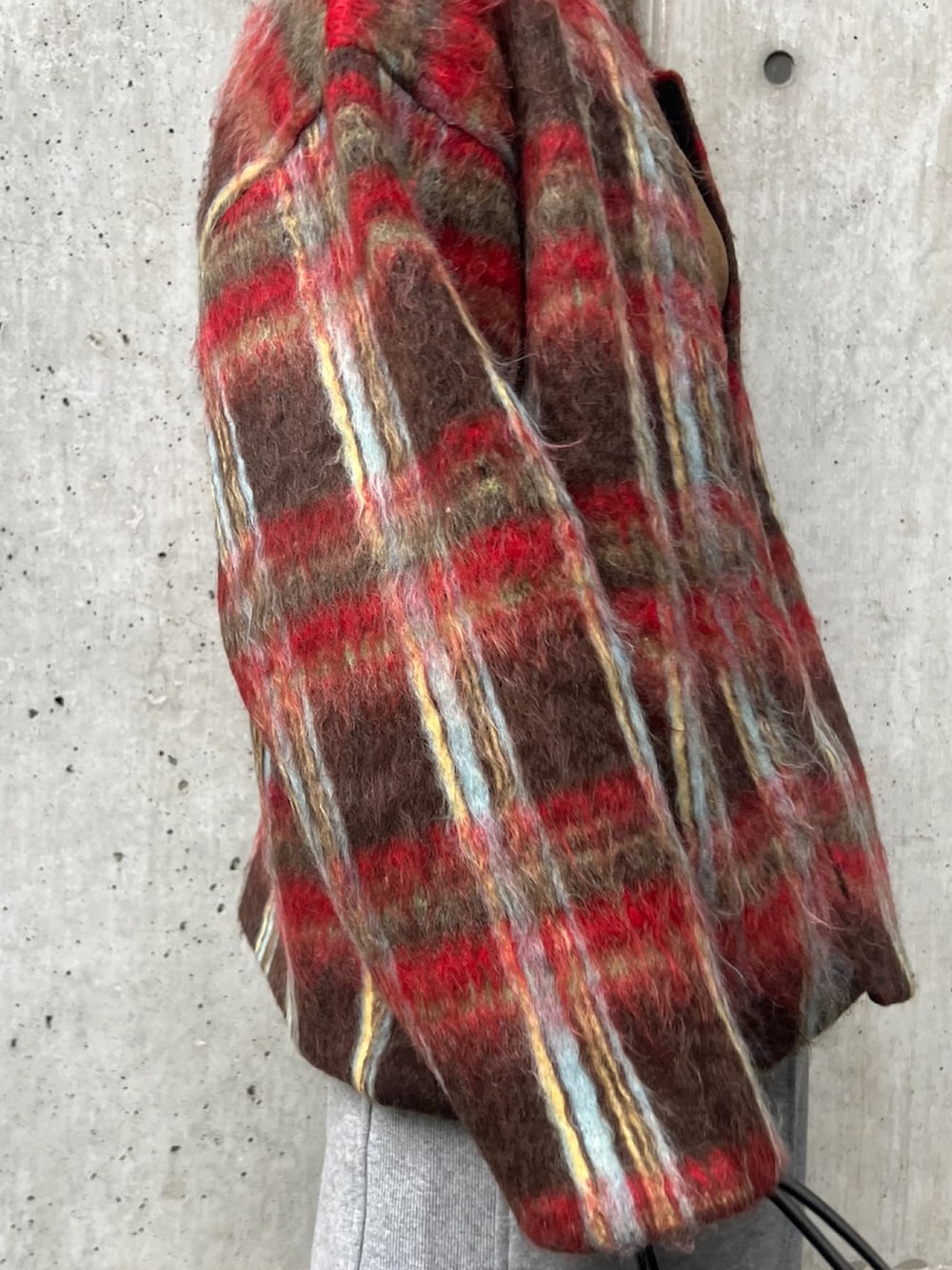 ベージュ系のジャケット/アウター、ブラウン系のTシャツ/カットソー、グレー系のスウェットパンツを着用したレディースの秋コーディネートの5枚目の写真