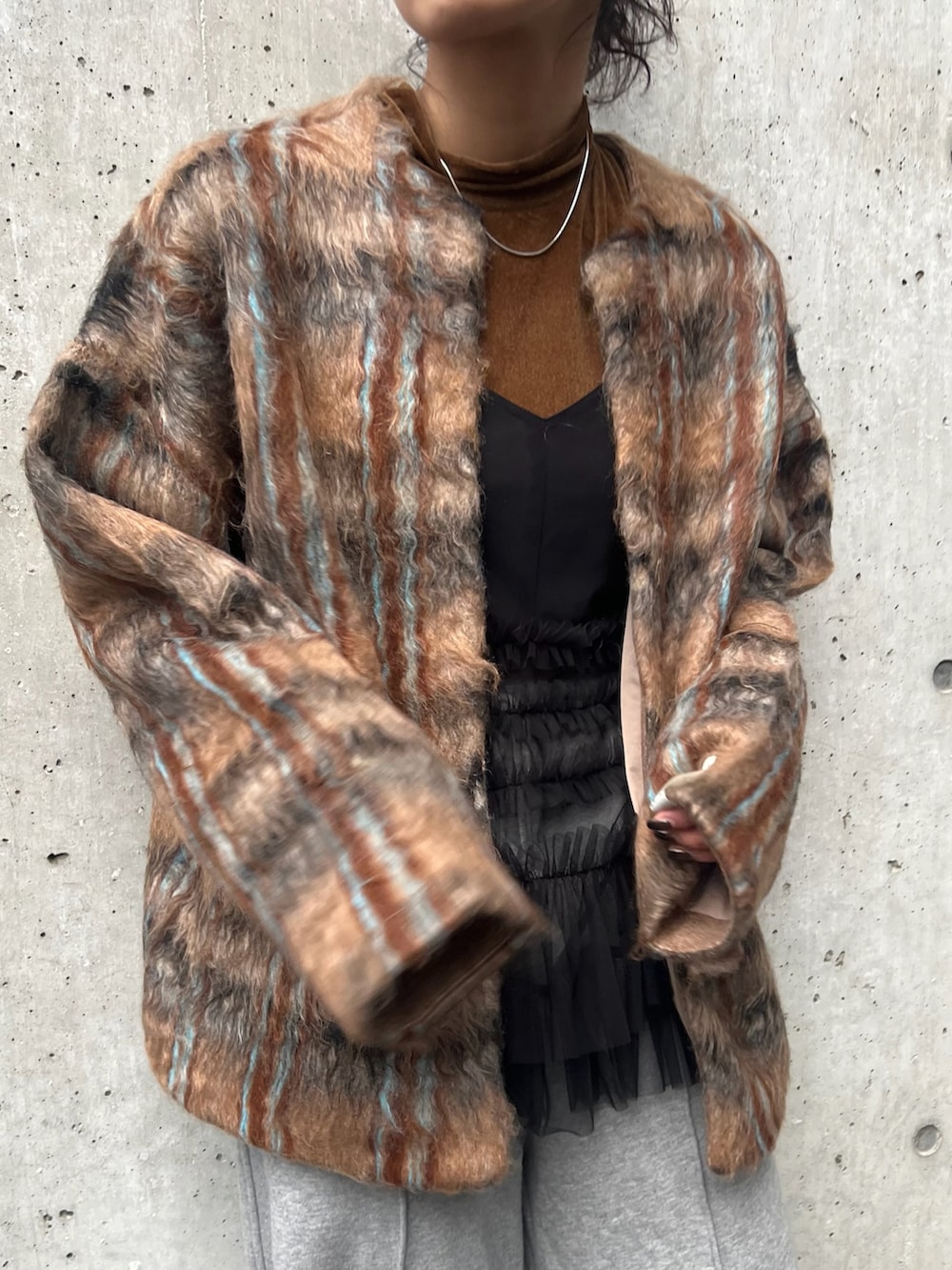 ベージュ系のジャケット/アウター、ブラウン系のTシャツ/カットソー、グレー系のスウェットパンツを着用したレディースの秋コーディネートの2枚目の写真