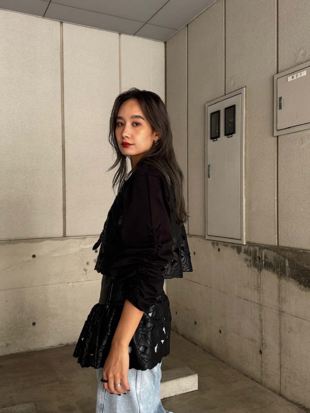 ブラック系のベスト、ブラック系のその他トップス、ブラック系のTシャツ/カットソーを着用したレディースの秋コーディネートの4枚目の写真