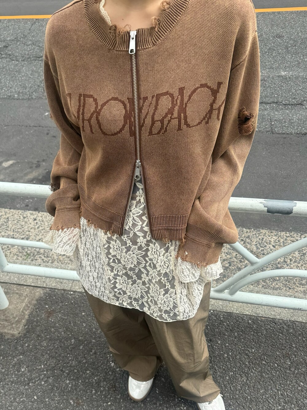 新品タグ付！Ameri DAMAGE LOGO SHORT KNIT TOP DAMAGE LOGO SHORT KNIT TOPを使った人気ファッションコーディネート