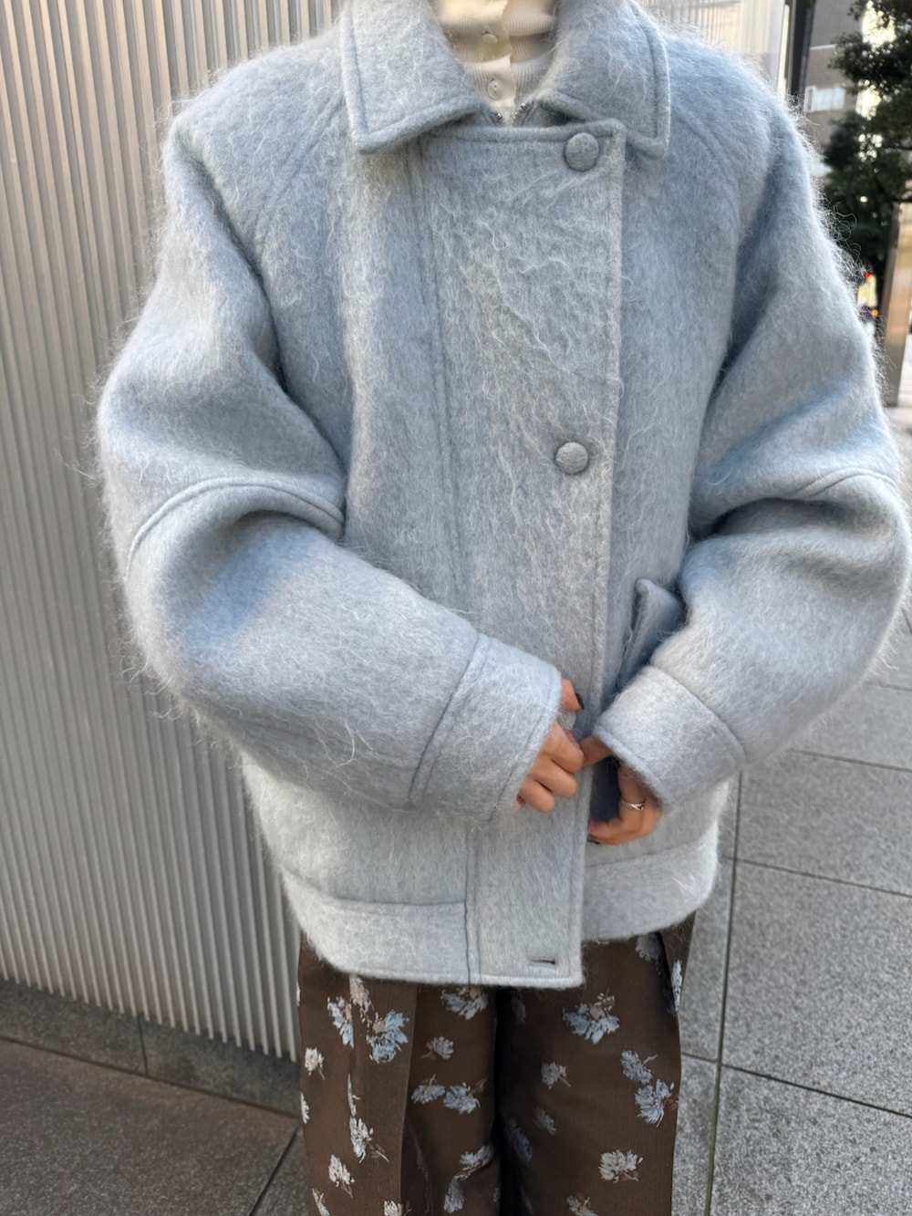 ブルー系のその他アウター、グレー系のサロペット/オーバーオールを着用したレディースの秋コーディネートの3枚目の写真