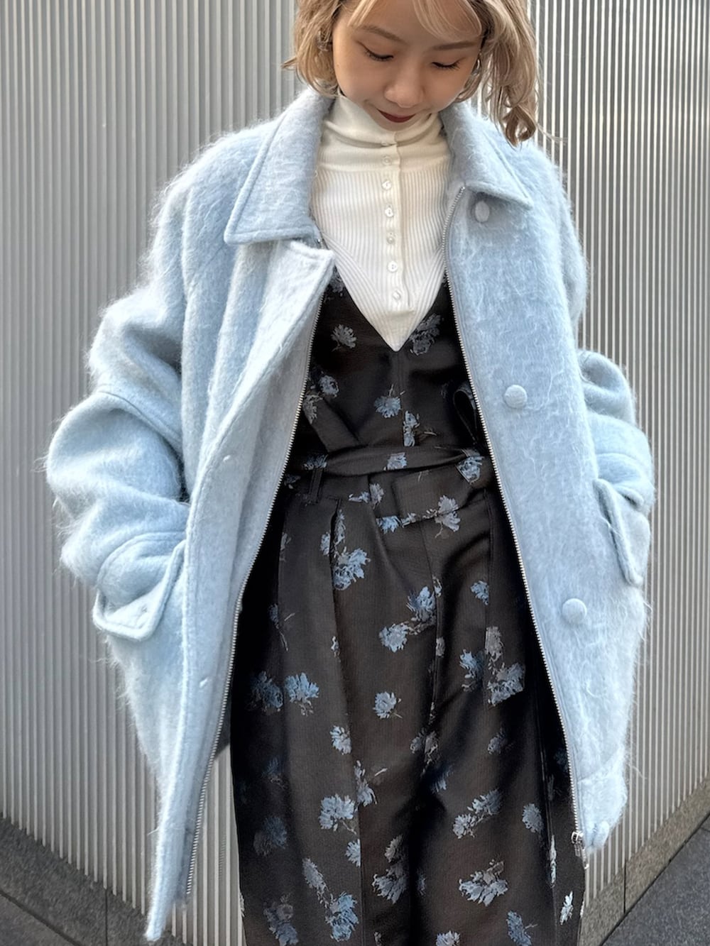 ブルー系のその他アウター、グレー系のサロペット/オーバーオールを着用したレディースの秋コーディネートの2枚目の写真