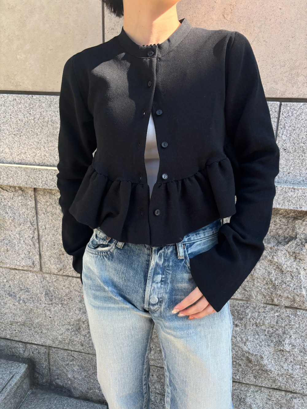 ブラック系のカーディガン/ボレロを着用したレディースの冬コーディネートの4枚目の写真