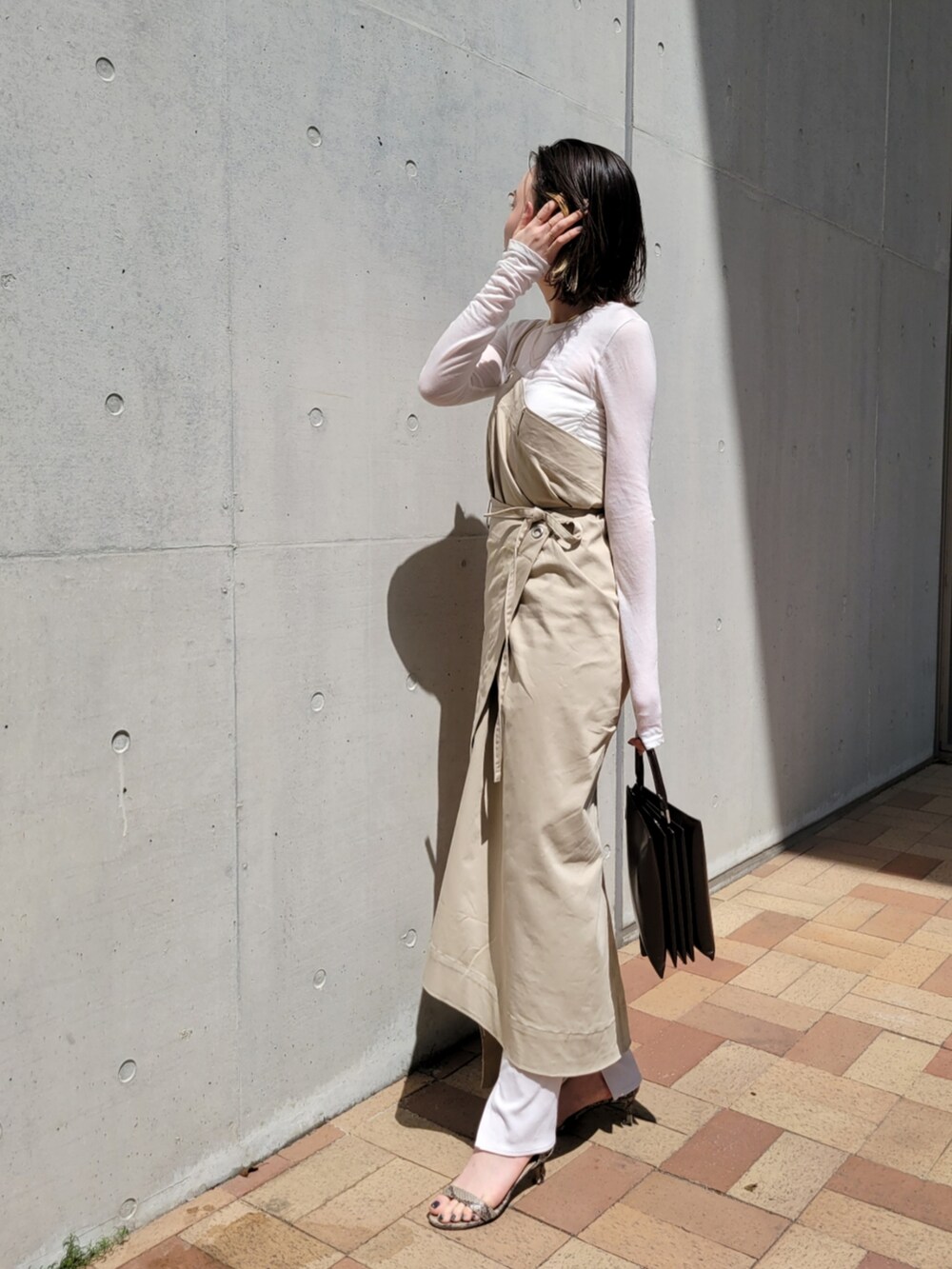 「AKTE、休日スタイル、レイヤードスタイル、ジャケット、ベージュ、JILSANDER、低身長、低身長コーデ」｜「AKTEのサイドギャザータイトプルオーバー（Tシャツ/カットソー、ホワイト系）」を使った、momokoさん（レディース・154cm）の夏コーディネートの2枚目の写真