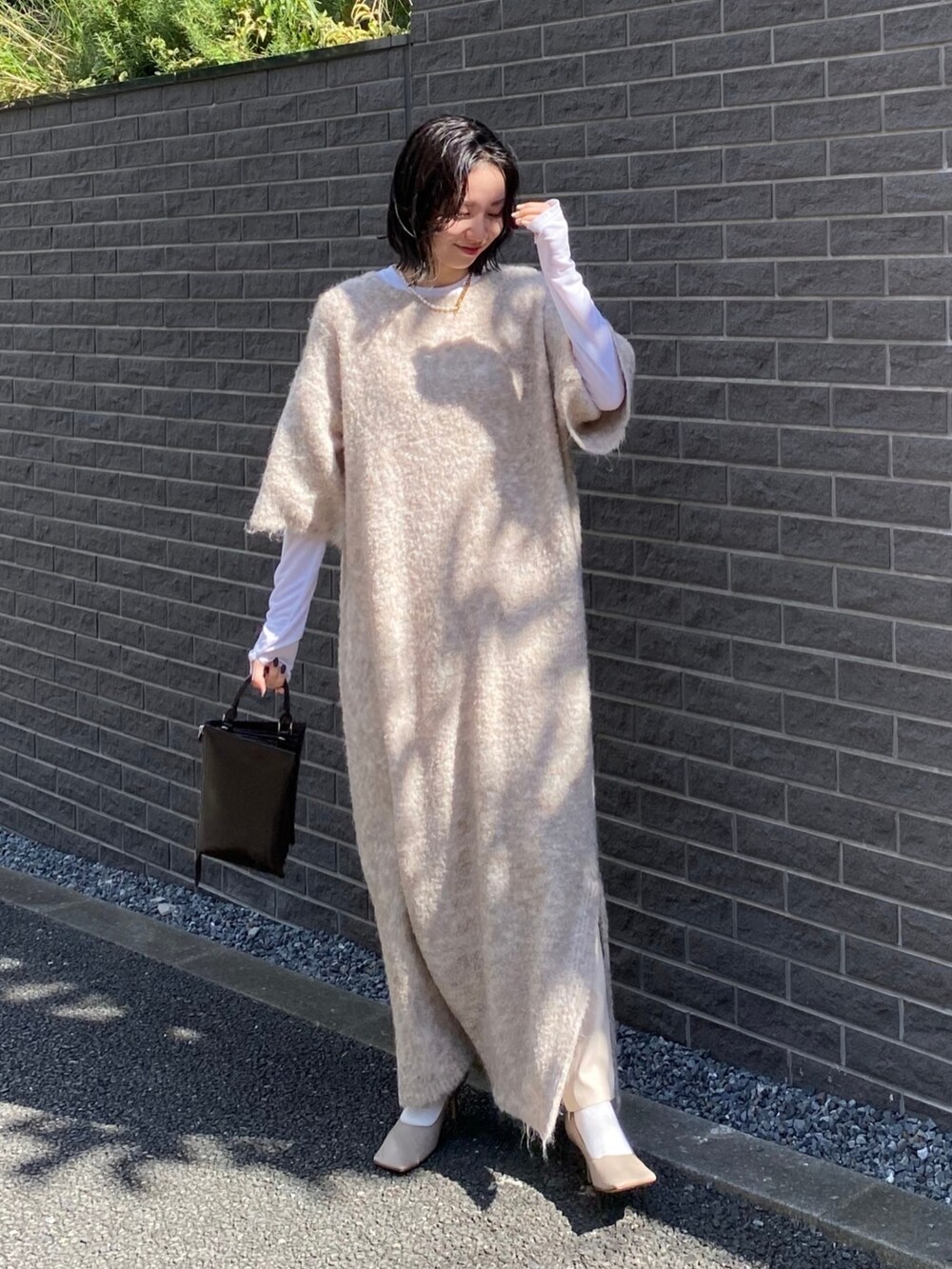 「AKTE、オトナカジュアル、オトナ女子、秋コーデ、秋服準備はじめました、冬がはじまるよ、ニットワンピース、ベージュ、低身長」｜「AKTEのラウンドヘムカットソープルオーバー（Tシャツ/カットソー、ホワイト系）」を使った、momokoさん（レディース・154cm）の秋コーディネートの3枚目の写真