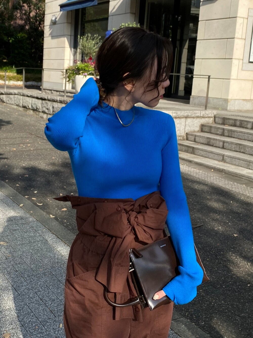 「AKTE、秋コーデ、冬コーデ、オトナカジュアル、オトナ女子、カラーコーデ、ニット、ブルー、ジャンプスーツ、低身長」｜「AKTEのハイネックタイトリブニットプルオーバー（ニット/セーター、ブルー系）」を使った、momokoさん（レディース・154cm）の秋コーディネートの3枚目の写真
