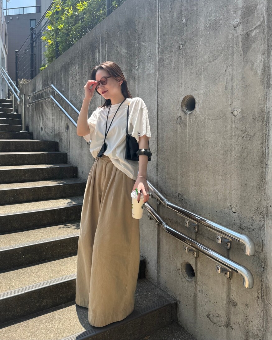 「オトナカジュアル、オトナカワイイ、大人カジュアル、AKTE、Tシャツ、カットソー、白Tシャツ、パンツスタイル、シンプルコーデ、夏コーデ、ラクチンコーデ、夏服、カジュアルスタイル、低身長女子、ベージュ」｜「AKTEのポイントタグTシャツ（Tシャツ/カットソー、ホワイト系）」を使った、momokoさん（レディース・155cm）の春コーディネートの2枚目の写真