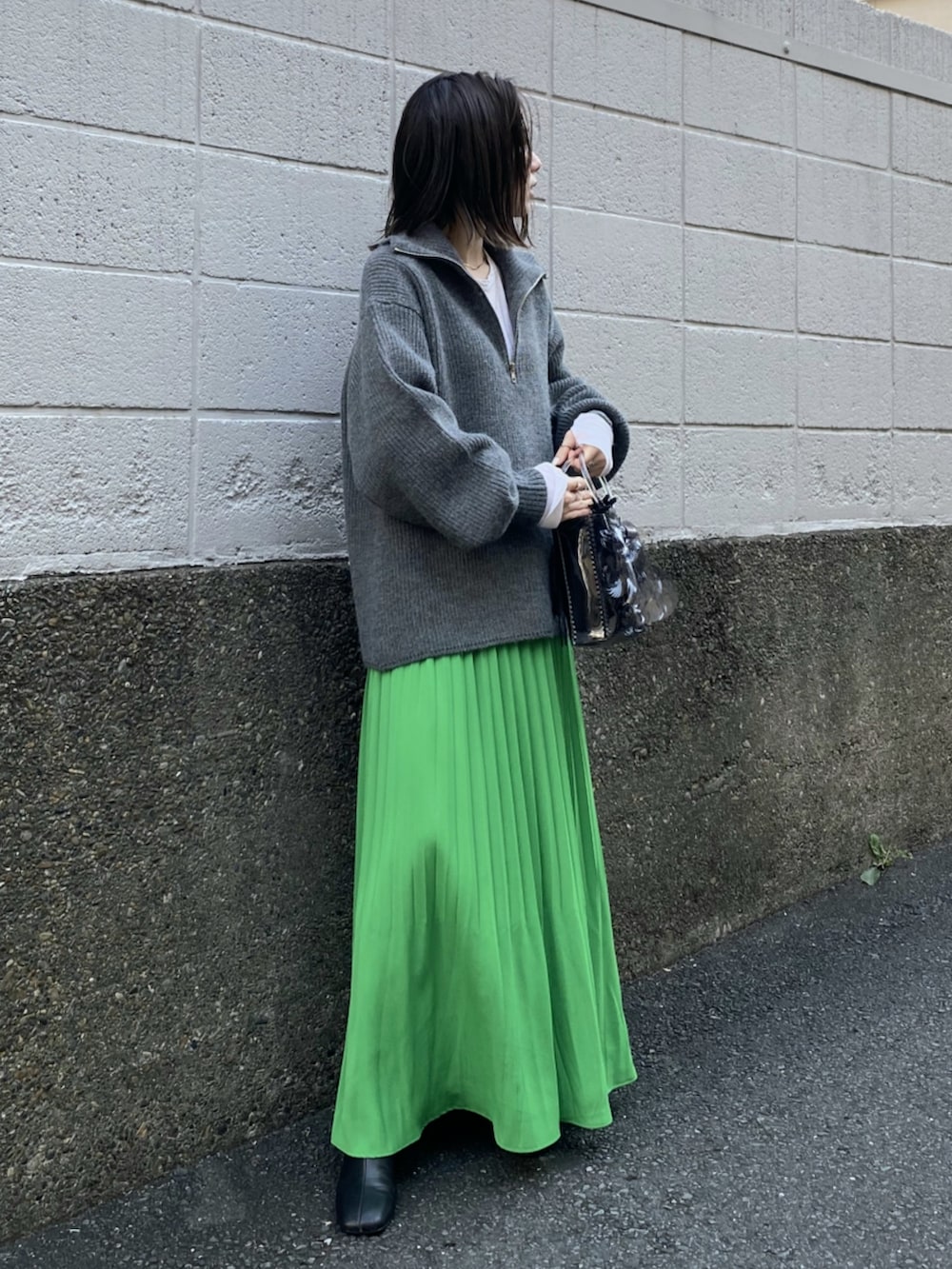「AKTE、オトナカジュアル、オトナ女子、秋コーデ、冬コーデ、ニット、スカート、カラーコーデ、グリーン、低身長」｜「AKTEのハーフジップニットプルオーバー（ニット/セーター、グレー系）」を使った、momokoさん（レディース・154cm）の秋コーディネートの2枚目の写真