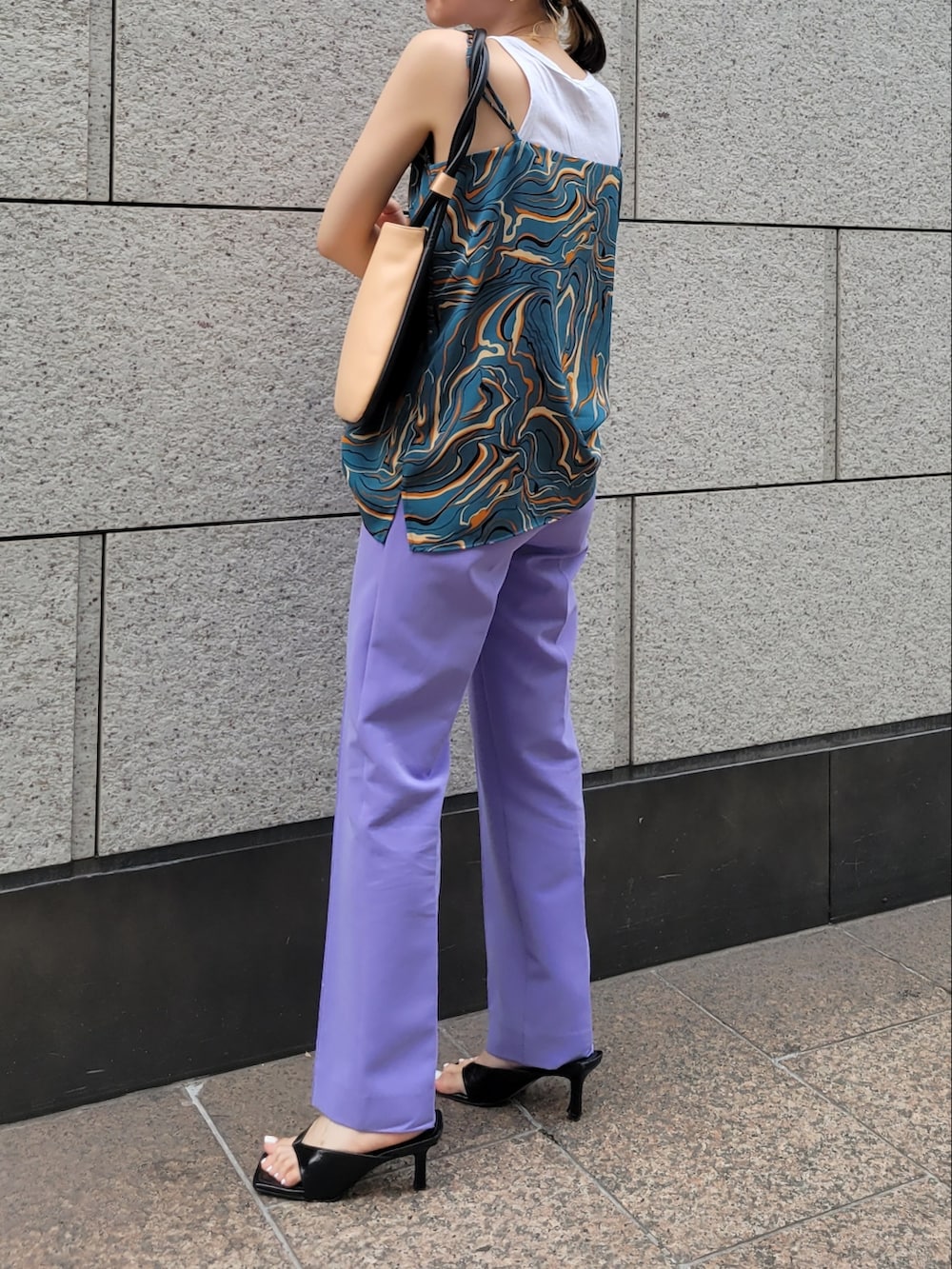 「AKTE、夏コーデ、休日スタイル、カラーパンツ、パンツスタイル、低身長コーデ」｜「AKTEのハイウエストライトパンツ（その他パンツ、パープル系）」を使った、momokoさん（レディース・154cm）の夏コーディネートの2枚目の写真