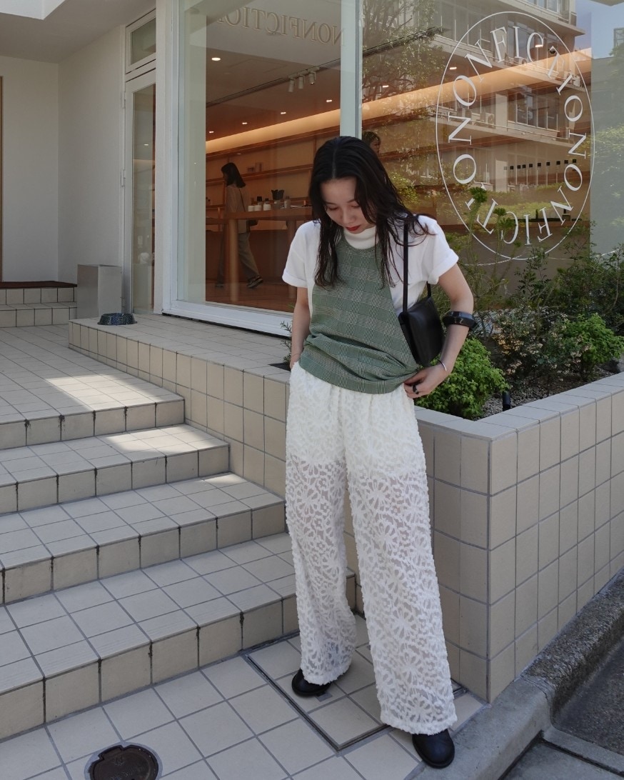 「AKTE、大人カジュアル、オトナカジュアル、オトナ女子、オトナカワイイ、白Tシャツ、お出かけコーデ、低身長コーデ、デートコーデ、初夏コーデ、夏コーデ、夏ファッション、30代コーデ、パンツスタイル」｜「AKTEのジャガードパンツ（その他パンツ、ホワイト系）」を使った、momokoさん（レディース・155cm）の春コーディネートの2枚目の写真
