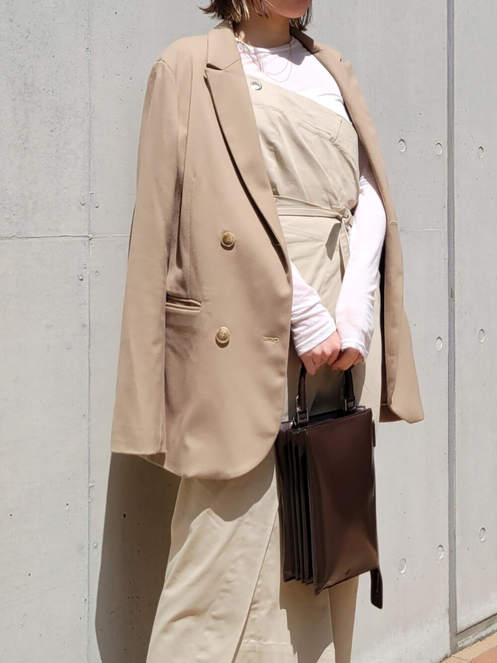 「AKTE、休日スタイル、レイヤードスタイル、ジャケット、ベージュ、JILSANDER、低身長、低身長コーデ」｜「AKTEのサイドギャザータイトプルオーバー（Tシャツ/カットソー、ホワイト系）」を使った、momokoさん（レディース・154cm）の夏コーディネートの3枚目の写真