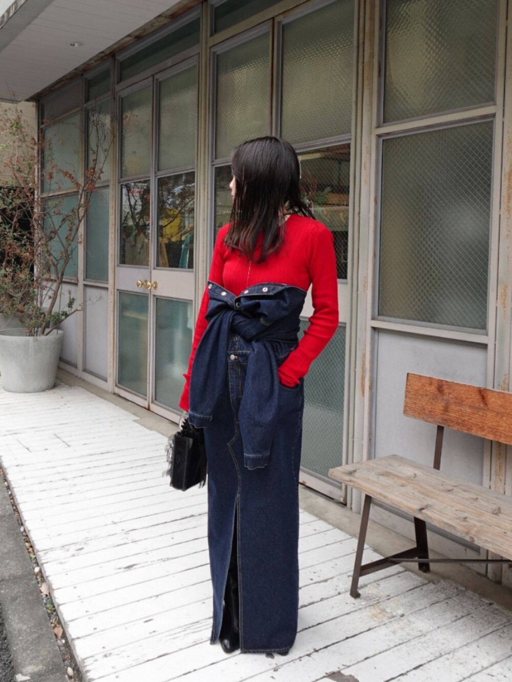 「AKTE、冬コーデ、アウター、ジャケット、ニット、カラーコーデ、レッド、デニム、低身長、休日スタイル」｜「AKTEのパディングテーラードジャケット（テーラードジャケット、ブラック系）」を使った、momokoさん（レディース・155cm）の冬コーディネートの2枚目の写真