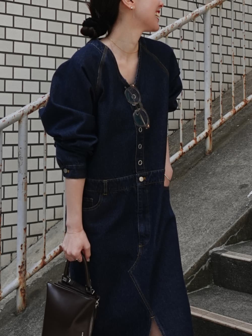 「AKTE、大人カジュアル、オトナカジュアル、オトナ女子、デニムドレス、デニム、春コーデ、低身長、春色、ワンピース、休日スタイル、デートコーデ、お出かけコーデ、春服コーデ、低身長コーデ」｜「AKTEのVネックデニムドレス（ワンピース、ブルー系）」を使った、momokoさん（レディース・155cm）の春コーディネートの2枚目の写真