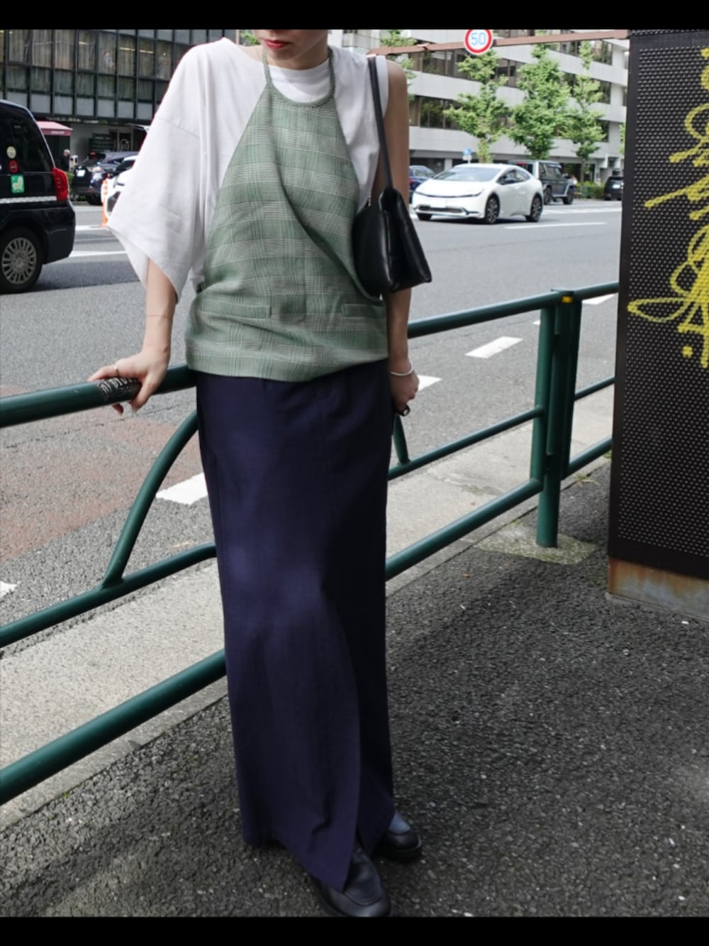 「AKTE、大人カジュアル、大人女子、オトナカジュアル、オトナ女子、スカート、休日スタイル、お出かけコーデ、低身長、夏休み、夏コーデ、カラーコーデ」｜「AKTEのコットンスリットスカート（スカート、ブルー系）」を使った、momokoさん（レディース・155cm）の夏コーディネートの2枚目の写真