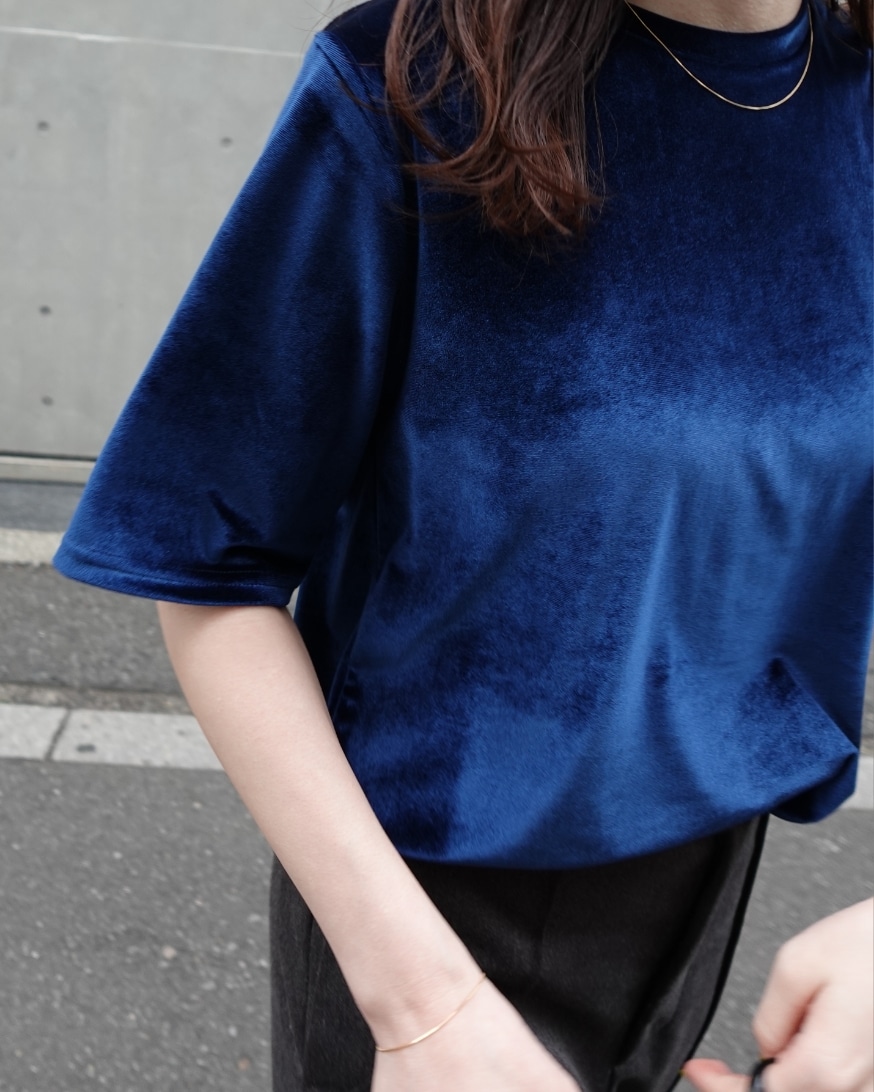 「AKTE、お出かけコーデ、大人カジュアル、春夏コーデ、シンプルコーデ、低身長コーデ、夏コーデ、オトナカワイイ、大人可愛い、ラクチンコーデ、パンツスタイル、ベロア、休日スタイル、Tシャツ」｜「AKTEのベロアTシャツ（Tシャツ/カットソー、ブルー系）」を使った、momokoさん（レディース・155cm）の春コーディネートの2枚目の写真